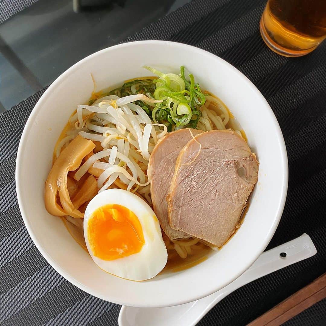 meguri.kさんのインスタグラム写真 - (meguri.kInstagram)「今日のお昼ごはんは家族でラーメン4味食べ比べ！！🍜 醤油/塩/味噌/タンタン麺 ・ 『支那そば』で有名な大正3年創業の銀座 直久のお取り寄せラーメンだよ♫  @naokyu_tokyoramen ・ 自宅で簡単に本格的なラーメンが食べられるなんて…❤️🙈ラーメン好きにはたまらない❤️ ・ もちもち生中華麺、拘りのスープはもちろん、本格チャーシュー、メンマ、まで入ってるの♫嬉っ ・ 美味しかったー🙈❤️ラーメンだけで大満足❤️ ・ あ、お気付きですか…？息子は3食牛乳飲むんです。お陰様で１日1L消費します。←どーでもいい情報 ・ 『うまい！はやい！手軽！お店の味を自宅で♡』ブログ更新しました！ ・ 詳しくはブログか"直久 ラーメン 通販"で検索してね! ・ #直久#麺処直久#なおきゅう#PR#ラーメン#お取り寄せ#おうちごはん#取り寄せラーメン#味噌ラーメン#しおラーメン#タンタン麺#醤油ラーメン#ランチ#お昼ごはん#食卓#こどものいる暮らし#こどもと暮らす#シンプルライフ#暮らし#くらし#日々の事#暮らしを楽しむ#中華#丁寧な暮らし#テーブルフォト#グルメ」1月26日 13時31分 - meguri.k