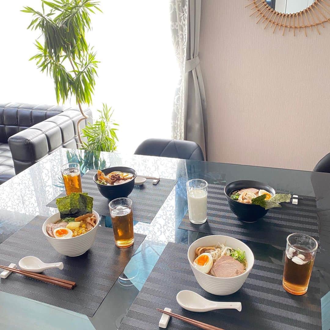meguri.kさんのインスタグラム写真 - (meguri.kInstagram)「今日のお昼ごはんは家族でラーメン4味食べ比べ！！🍜 醤油/塩/味噌/タンタン麺 ・ 『支那そば』で有名な大正3年創業の銀座 直久のお取り寄せラーメンだよ♫  @naokyu_tokyoramen ・ 自宅で簡単に本格的なラーメンが食べられるなんて…❤️🙈ラーメン好きにはたまらない❤️ ・ もちもち生中華麺、拘りのスープはもちろん、本格チャーシュー、メンマ、まで入ってるの♫嬉っ ・ 美味しかったー🙈❤️ラーメンだけで大満足❤️ ・ あ、お気付きですか…？息子は3食牛乳飲むんです。お陰様で１日1L消費します。←どーでもいい情報 ・ 『うまい！はやい！手軽！お店の味を自宅で♡』ブログ更新しました！ ・ 詳しくはブログか"直久 ラーメン 通販"で検索してね! ・ #直久#麺処直久#なおきゅう#PR#ラーメン#お取り寄せ#おうちごはん#取り寄せラーメン#味噌ラーメン#しおラーメン#タンタン麺#醤油ラーメン#ランチ#お昼ごはん#食卓#こどものいる暮らし#こどもと暮らす#シンプルライフ#暮らし#くらし#日々の事#暮らしを楽しむ#中華#丁寧な暮らし#テーブルフォト#グルメ」1月26日 13時31分 - meguri.k