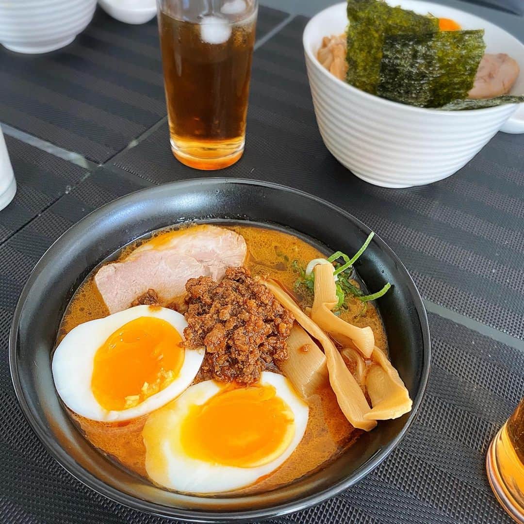 meguri.kさんのインスタグラム写真 - (meguri.kInstagram)「今日のお昼ごはんは家族でラーメン4味食べ比べ！！🍜 醤油/塩/味噌/タンタン麺 ・ 『支那そば』で有名な大正3年創業の銀座 直久のお取り寄せラーメンだよ♫  @naokyu_tokyoramen ・ 自宅で簡単に本格的なラーメンが食べられるなんて…❤️🙈ラーメン好きにはたまらない❤️ ・ もちもち生中華麺、拘りのスープはもちろん、本格チャーシュー、メンマ、まで入ってるの♫嬉っ ・ 美味しかったー🙈❤️ラーメンだけで大満足❤️ ・ あ、お気付きですか…？息子は3食牛乳飲むんです。お陰様で１日1L消費します。←どーでもいい情報 ・ 『うまい！はやい！手軽！お店の味を自宅で♡』ブログ更新しました！ ・ 詳しくはブログか"直久 ラーメン 通販"で検索してね! ・ #直久#麺処直久#なおきゅう#PR#ラーメン#お取り寄せ#おうちごはん#取り寄せラーメン#味噌ラーメン#しおラーメン#タンタン麺#醤油ラーメン#ランチ#お昼ごはん#食卓#こどものいる暮らし#こどもと暮らす#シンプルライフ#暮らし#くらし#日々の事#暮らしを楽しむ#中華#丁寧な暮らし#テーブルフォト#グルメ」1月26日 13時31分 - meguri.k