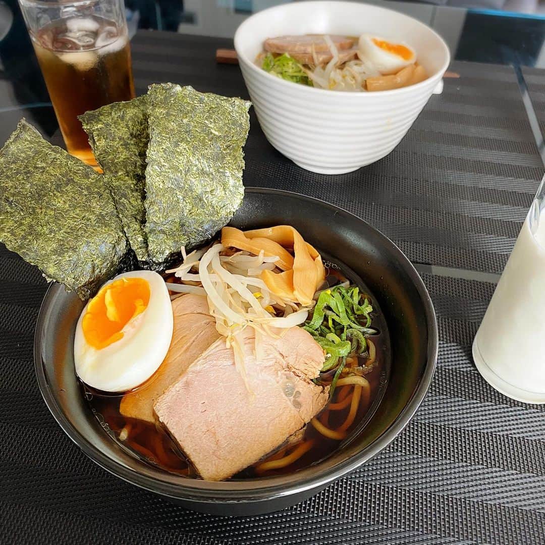 meguri.kさんのインスタグラム写真 - (meguri.kInstagram)「今日のお昼ごはんは家族でラーメン4味食べ比べ！！🍜 醤油/塩/味噌/タンタン麺 ・ 『支那そば』で有名な大正3年創業の銀座 直久のお取り寄せラーメンだよ♫  @naokyu_tokyoramen ・ 自宅で簡単に本格的なラーメンが食べられるなんて…❤️🙈ラーメン好きにはたまらない❤️ ・ もちもち生中華麺、拘りのスープはもちろん、本格チャーシュー、メンマ、まで入ってるの♫嬉っ ・ 美味しかったー🙈❤️ラーメンだけで大満足❤️ ・ あ、お気付きですか…？息子は3食牛乳飲むんです。お陰様で１日1L消費します。←どーでもいい情報 ・ 『うまい！はやい！手軽！お店の味を自宅で♡』ブログ更新しました！ ・ 詳しくはブログか"直久 ラーメン 通販"で検索してね! ・ #直久#麺処直久#なおきゅう#PR#ラーメン#お取り寄せ#おうちごはん#取り寄せラーメン#味噌ラーメン#しおラーメン#タンタン麺#醤油ラーメン#ランチ#お昼ごはん#食卓#こどものいる暮らし#こどもと暮らす#シンプルライフ#暮らし#くらし#日々の事#暮らしを楽しむ#中華#丁寧な暮らし#テーブルフォト#グルメ」1月26日 13時31分 - meguri.k