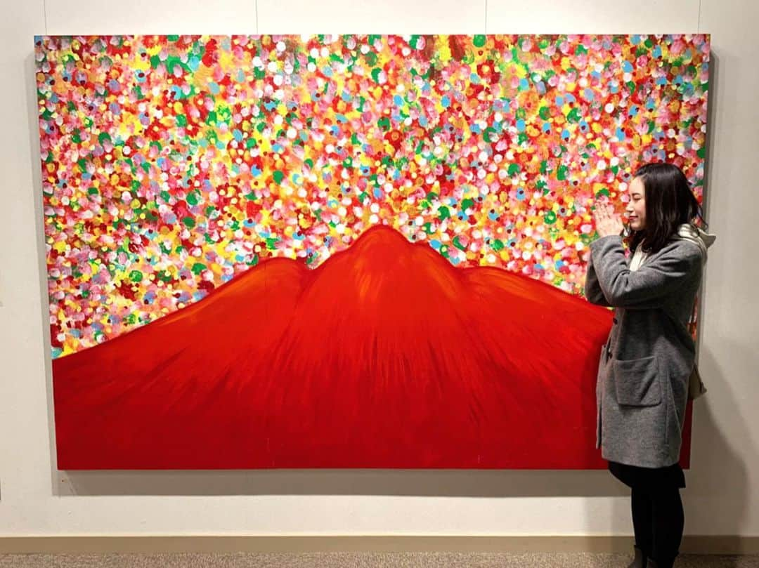 服部未佳さんのインスタグラム写真 - (服部未佳Instagram)「井上信平さんの「赤い岩木山の絵展」行ってきました☺️ すべて、岩木山！こんなにたくさんの表情があって、力強くて、ワクワクして…もっと井上さんの岩木山を観たい！って思います。心惹かれる空間でした… 写真OKだったので、いっぱい撮っちゃった！ポストカードも素敵です✨ 岩木山、ありがとう！ . #岩木山 #井上信平 さん #赤い岩木山の絵展 #常盤ふるさと資料館あすか」1月26日 13時35分 - mikahattori_aba