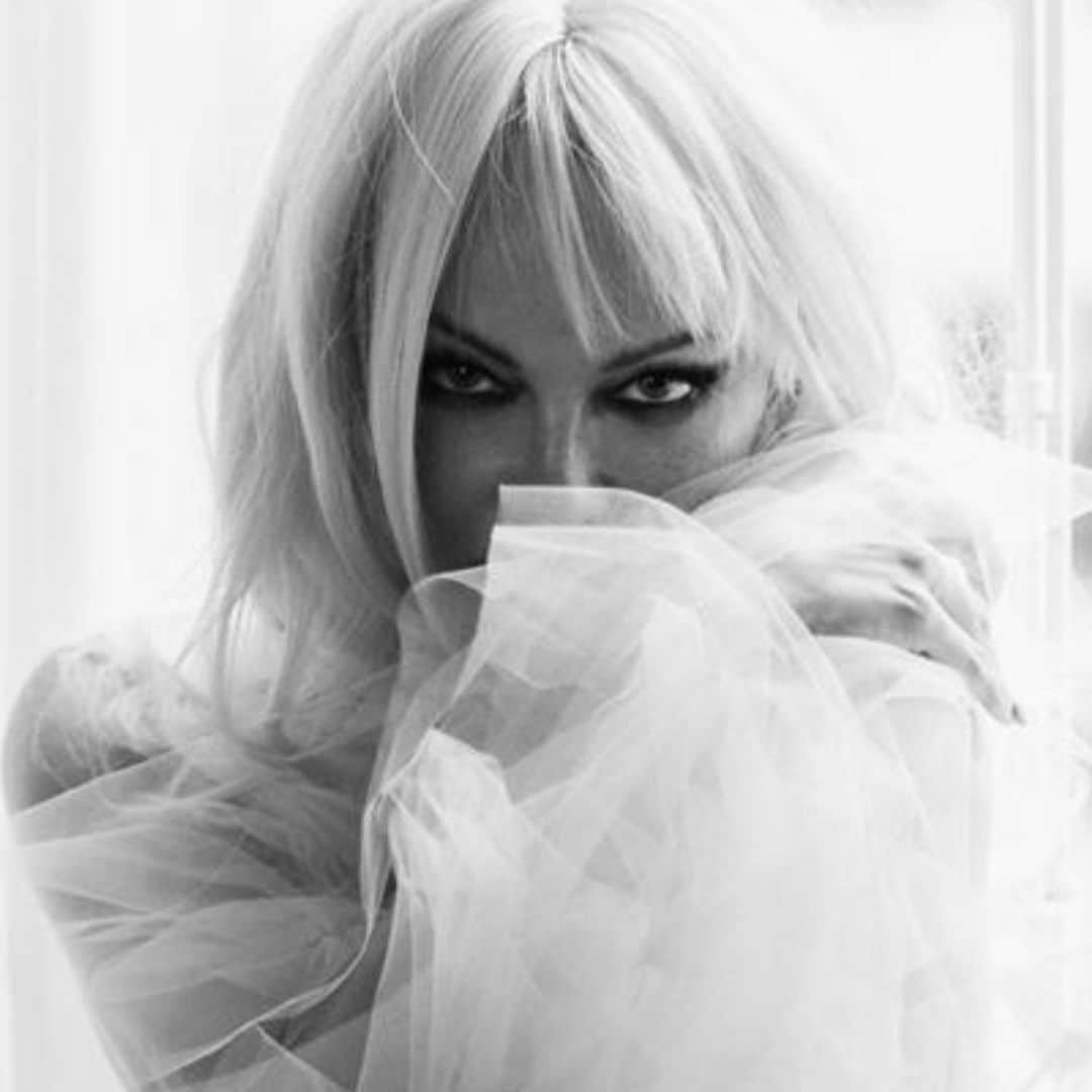パメラ・アンダーソンさんのインスタグラム写真 - (パメラ・アンダーソンInstagram)「#screentest  @lizrosa  The only thing we never get enough of is love; and the only thing we never give enough of is love... - Henry Miller」1月26日 13時37分 - pamelaanderson