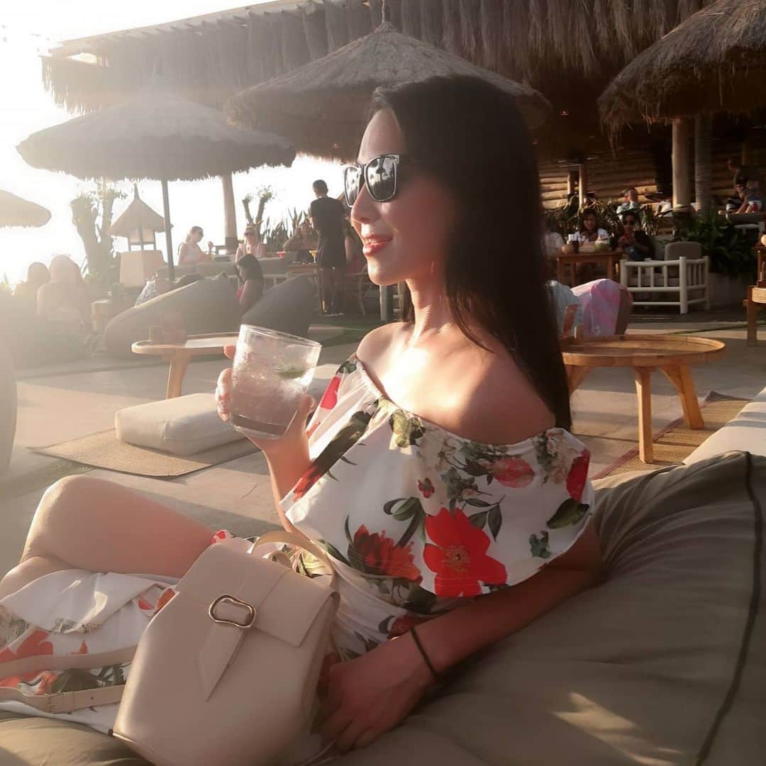 Miyu Toyonagaのインスタグラム：「From Winter to Endless Summer☀️ Late holiday with @alistairminty Just has started🌸  遅めの冬休み。サンセットがものすごく綺麗でした。  よく歩き回る日には @adeam のリュックを使用🥰」