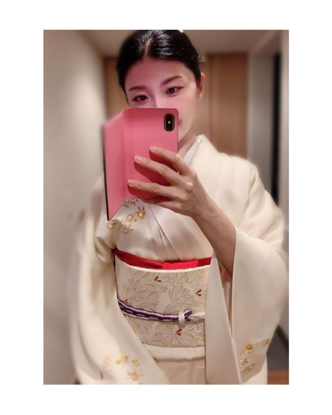 川村亜紀さんのインスタグラム写真 - (川村亜紀Instagram)「新年会でのコーディネート👘 赤い帯揚げと紫色の帯締めで引き締めて。 帯揚げは長吉呉服店さん @nagayoshi.gofukuten 帯締めはきねやさん @kineya_kyoto  #お着物 や #花街 #歌舞伎 など #日本の伝統 が長く守られ受け継がれますように。 #kimono #kimonocordinate #japanesekimono #japanesetradition #beautifultradition #lovekimono  #instakimono  #お着物 #お着物コーディネイト #日本の伝統 #守るべきもの #帯とお着物 #帯締めと帯揚げ #お草履とバッグ #帯留め #組み合わせが楽しい  #袷 #付下げ #袋帯 #に志田 さん #長吉呉服店 さん #きねや さん #亜紀の和装記録」1月26日 13時49分 - _aki1015_