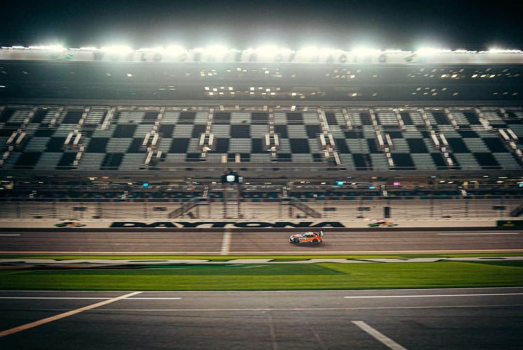 Mercedes AMGさんのインスタグラム写真 - (Mercedes AMGInstagram)「Speeding through the night at the Daytona International Speedway. Impressions from the #Rolex24 At Daytona of our #74 #MercedesAMG GT3.  #IMSA #Rolex24 #AMGGT3 #MercedesAMG #24hAMG」1月26日 13時51分 - mercedesamg