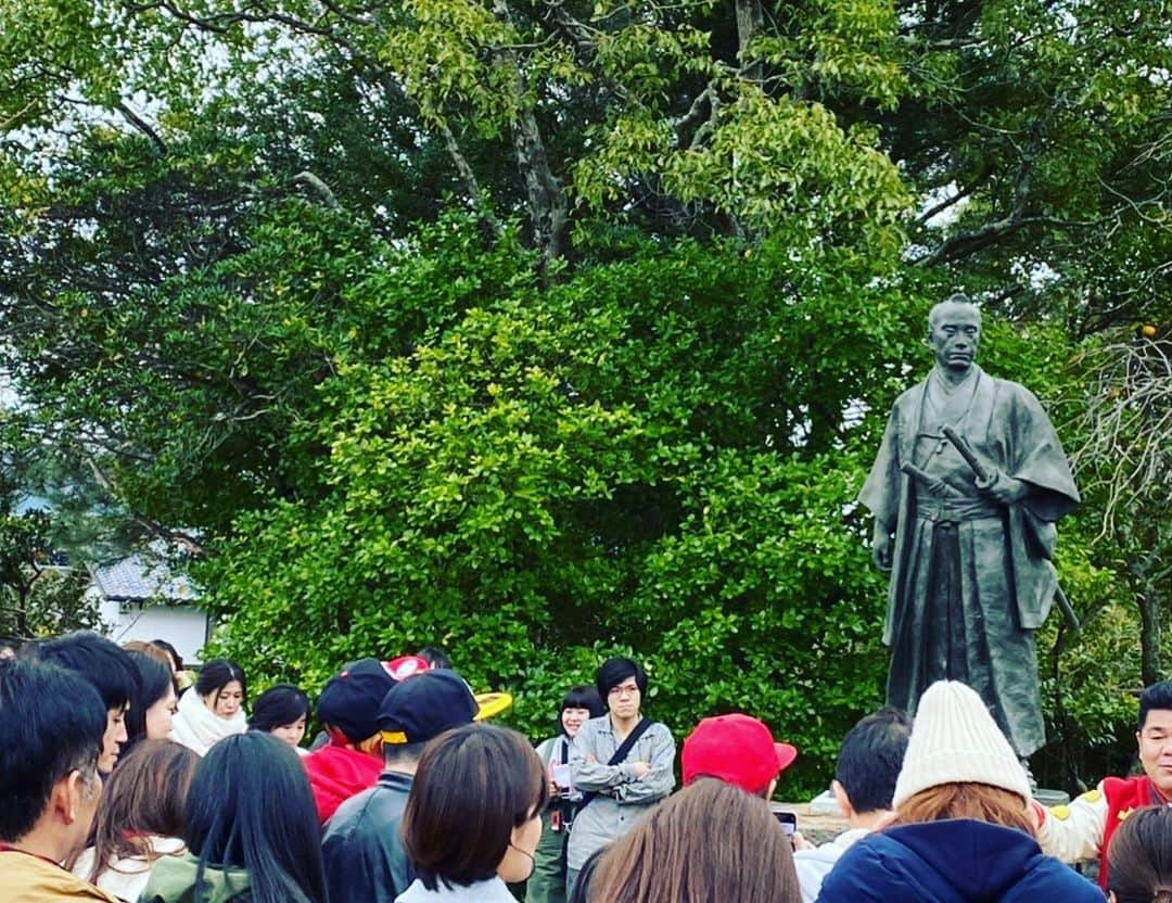 ゴリけんさんのインスタグラム写真 - (ゴリけんInstagram)「奇跡的に天気に恵まれた幕末ロマン歴史ツアー！只今皆さんをお見送りできました。歴史ポリスマン試験は全員合格！！僕自身すごく楽しませてもらった旅でしたがみんなも満足してくれていたらいいな〜 本当にありがとうございました。 心よりまた会おうぜーー！ #楊貴館ありがとう #岡藤くんありがとう #幕末ロマン歴史ツアー」1月26日 13時55分 - goriken1024