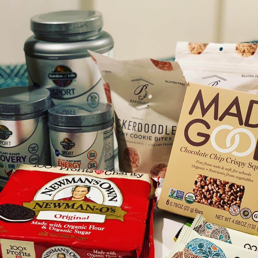 穴井詩のインスタグラム：「私の食べれるオヤツいっぱいある😍！ アメリカっていいところ☺️ #オレオっぽいのも #クッキーも #daily free #プロテインも豆由来」