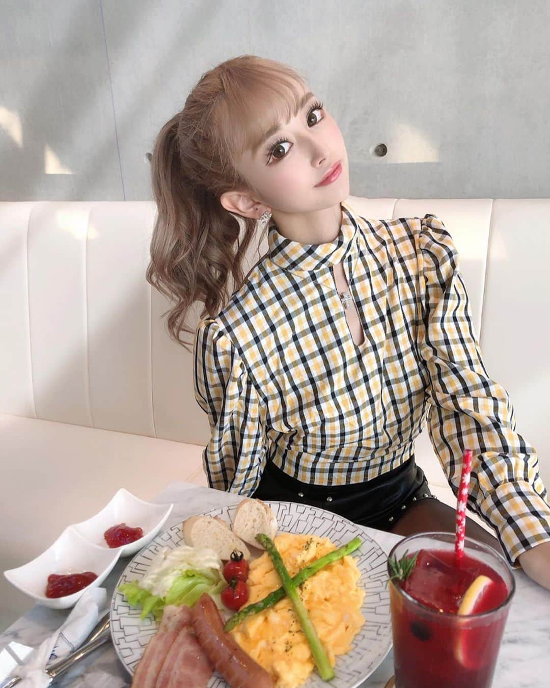 SHIHOさんのインスタグラム写真 - (SHIHOInstagram)「. . lunch time🍴🖤♥️ . . @salon_de_louis_ で💛 . 代官山にこんなオシャレなカフェ あるの知らなかった〜🤤😢💓 . . . #fashion #fashionista #me #tokyo #japanese #japan #ootd #ootdfashion #selectshop #awfashion #ファッション #コーデ #コーティネート #代官山カフェ #salondelouis #カフェ巡り #おしゃれカフェ」1月26日 14時00分 - cham_pipi