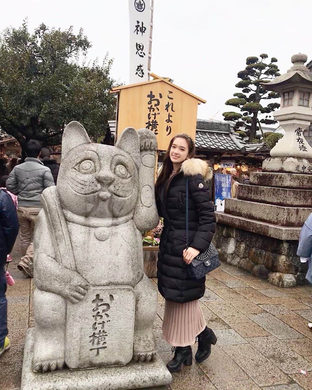 のインスタグラム：「伊勢神宮✨ 参拝しておかげ横丁で食べ歩き🤤💕 #trip #おかげ横丁 #伊勢神宮 #三重 #旅行 #食べ歩き」