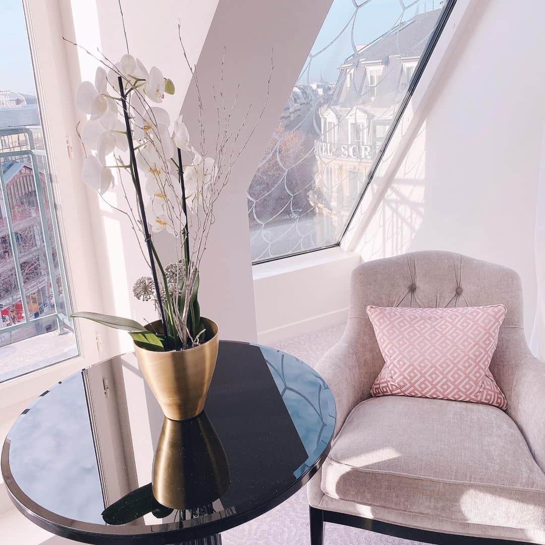 Rina Itagakiのインスタグラム：「Happy Weekend☕️ 今更ながら、年始のパリで泊まった好みすぎるピンクのお部屋💗お部屋によって内装が全然違うのがまた素敵😳 #paris #winter #decor #2020」