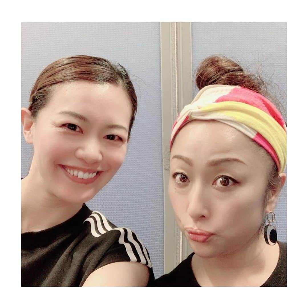 のインスタグラム：「．﻿ ．﻿ ｢紅ing｣﻿ 振り付けで入ってくださっている港ゆりかさん❤️﻿ ゆりかさんには前回の｢rumor｣も振り付けして頂き、沢山沢山勉強させて頂いております！！！！﻿ 宝塚の振り付けもされていらっしゃるので、宝塚時代もご一緒したかったなーと思ったり…😘﻿ 今回は宝塚要素も勿論入っていますが、男役ではなく、でも女性らしすぎず、とにかく”素敵にカッコ良く”出来たらいいなと思いながらお稽古する毎日ですが、ゆりかさんの素晴らしい振り付けに助けて頂きながら、本番までまだまだ頑張りたいと思います👍✨﻿ ﻿ ﻿ #紅ing﻿#コンサート #宝塚#演出#藤井大介 先生﻿ #紅ゆずる さん#さゆみさん﻿ #壱城あずさ さん﻿ #如月蓮﻿ #梅咲衣舞﻿ #十碧れいや﻿ #華鳥礼良﻿ #小南竜平 さん﻿ #田極翼 さん﻿ #ゲスト#美弥るりか さん#東京公演﻿ #歌広場淳 さん#ゴールデンボンバー#金爆﻿ #宇月颯#とし﻿ ﻿ 2枚目は#rumor の時のタイマー自撮りで頑張って撮った2ショット(笑)﻿ #港ゆりか さん💕ターバンが似合いすぎる💕﻿ ﻿ ﻿」