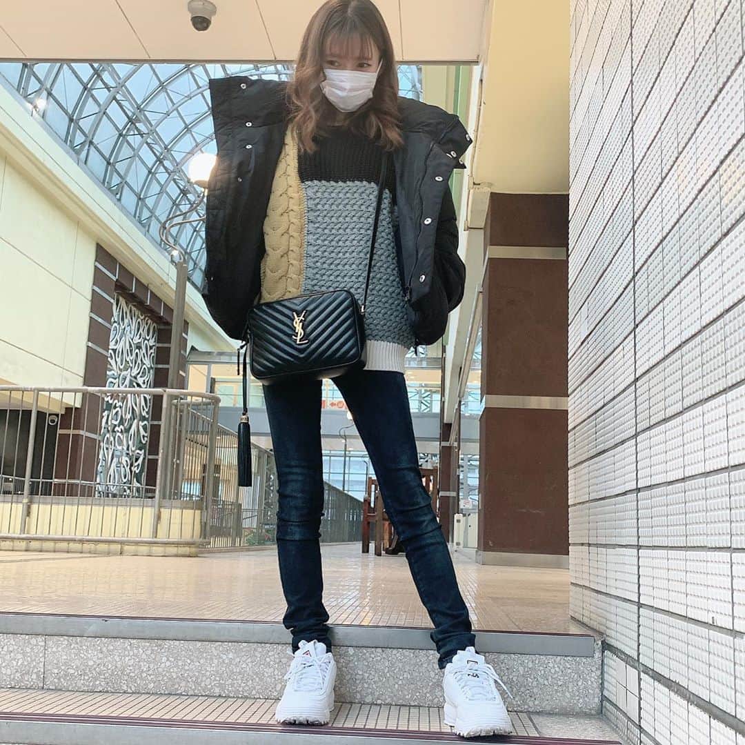 町田亜里香のインスタグラム：「❤︎ 〜2019.1.25〜 tops...EVRIS outer...MURUA pants..diesel bag...SaintLaurent shoes...FILA ⭐︎ パルコに行ったよ❤︎ 足が日に日に細くなる🤏 グラマラスパッツとuka最高😆 詳しくはハイライトから😳 . . . #ママコーデ #ダイエット #脚やせ  #足痩せ #ママ」