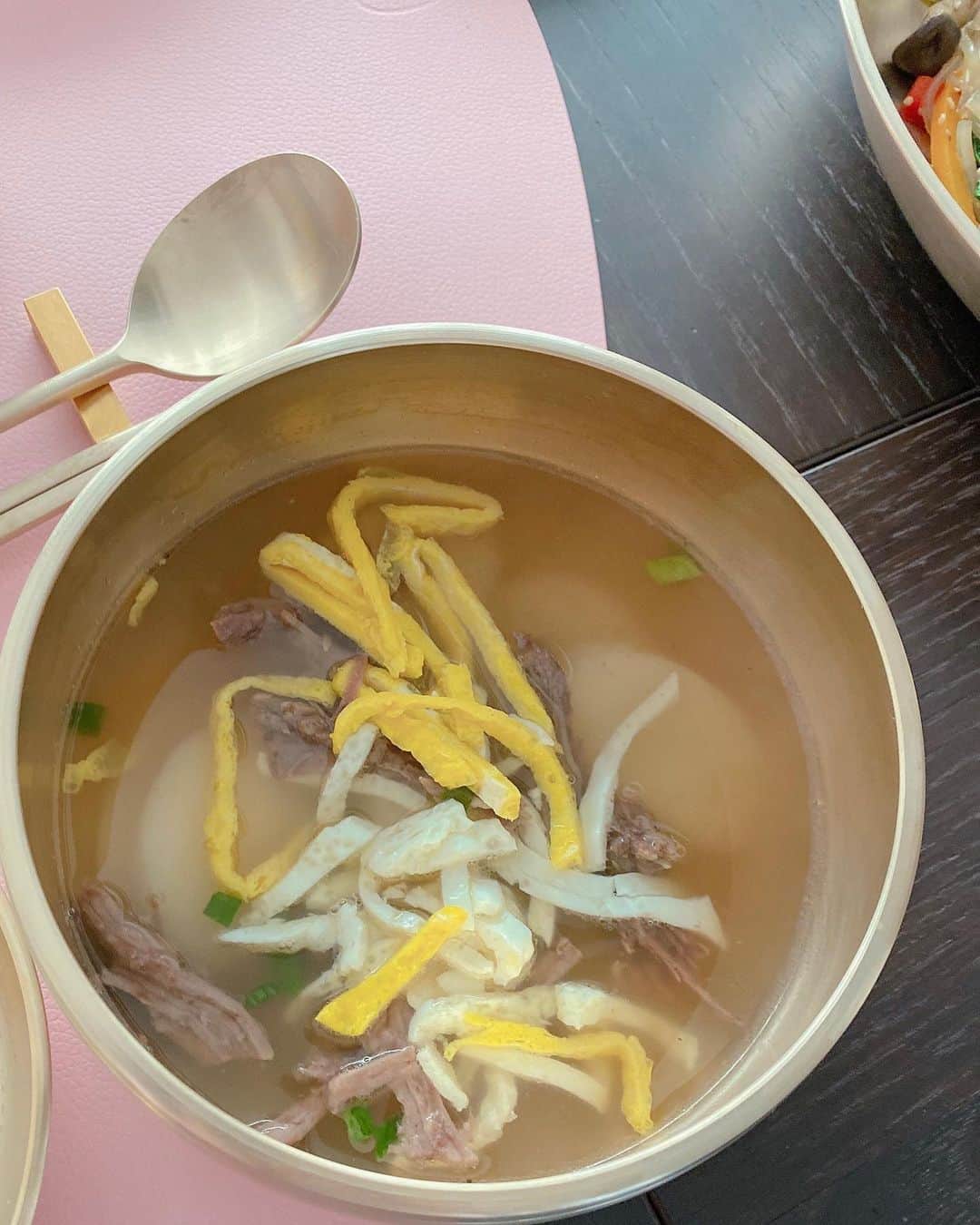 イ・ダヘのインスタグラム：「떡꾹 먹고 한살 먹고... 내년엔 떡국 안먹을래..」
