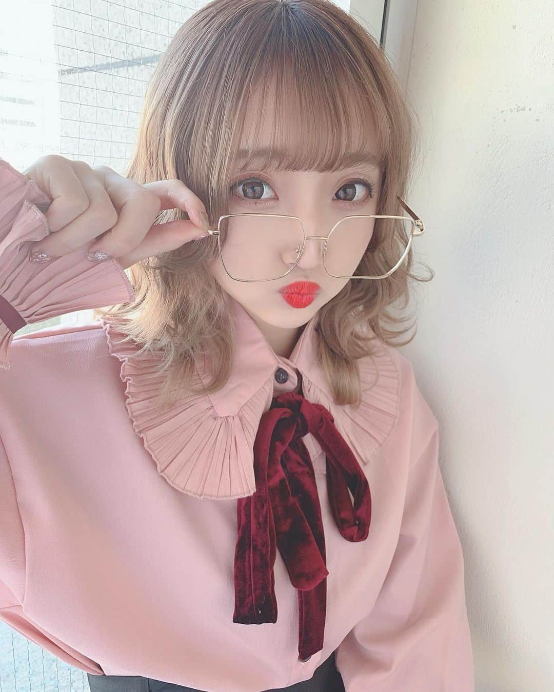 星野麻里愛さんのインスタグラム写真 - (星野麻里愛Instagram)「まりあのだてめがねは いつもおおきいんだ♡  __________________✂︎_________________  #メガネ女子#だてめがね#眼鏡女子  #サロモ#サロンモデル #シャンドゥール#シャンドゥール栄 #名古屋美容院#ブラウンベージュ#ピンクベージュ#ハイトーン #サロンモデル名古屋#ミディアムヘア#ミディアムヘアアレンジ」1月26日 14時12分 - maria.pink28