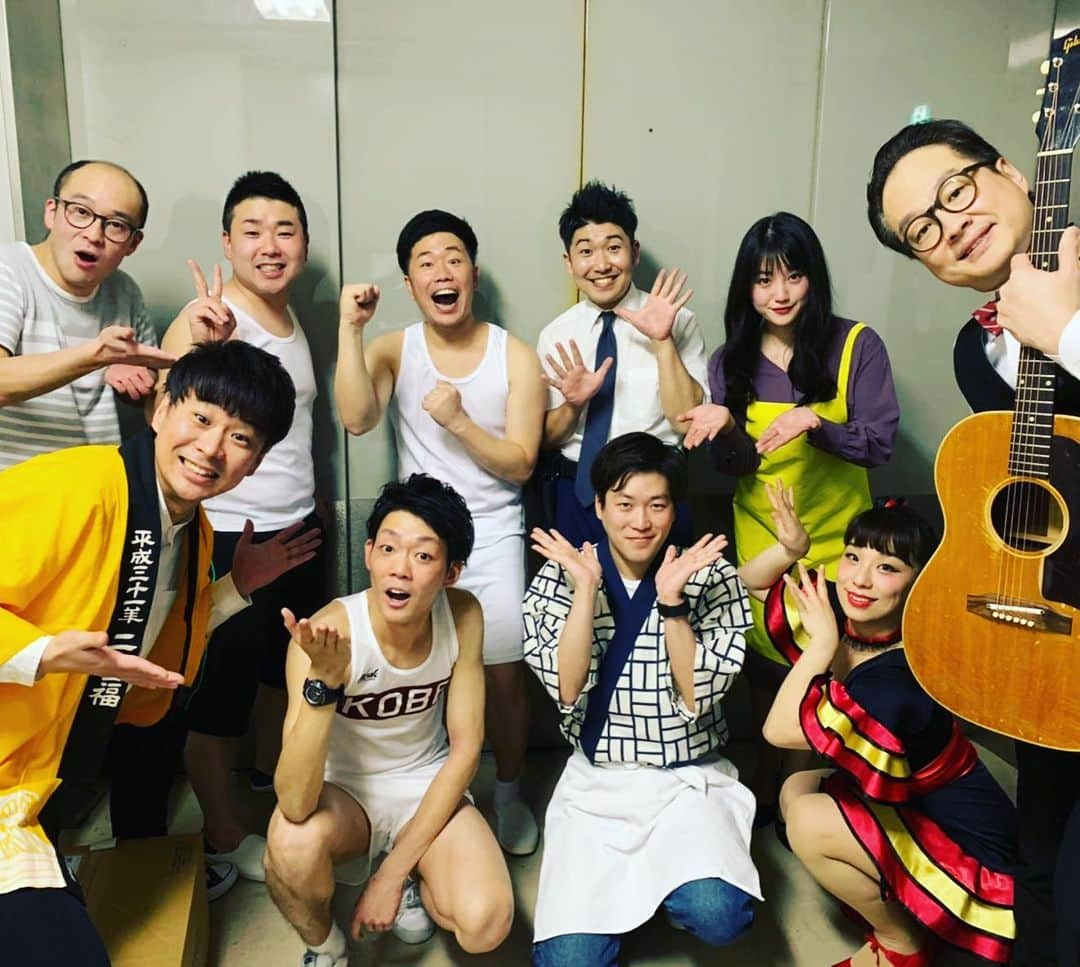 レイチェルさんのインスタグラム写真 - (レイチェルInstagram)「昨夜。  ネイビーズアフロの単独Liveに出演させていただきましたよ！  観に来ていただいた方にしかわかりませんが、扉を外してしまうほどにテンション上がりましたよ！  行けるメンバーだけで打ち上げも行って、一次会だけで帰ろうとしてたら、恒例の皆川くんの『レイさんもう一軒だけ。』が始まって、結局〆のラーメンも食べて帰りましたよ！  ほんで、その店の皆川くんオススメのラーメンを一緒に頼んだら、ばりばりニンニク入りまくりのヤツで、おかげで今も死ぬほどニンニク臭いですよ！  はい、ニンニクくさチェルですよ！  でもまぁ、そんなんも全て込みで楽しかった、いや、  たぁのぉしぃーーーかったですよ！！！！！ 😆😆😆😆🤙🤙🤙🤙🎶🎶🎶🎶✨✨✨✨✨ #ネイビーズアフロ#単独ライブ#いとおかし#featuring#吉田裕 さん#清水啓之 さん#松浦真也 さん#もりすけ さん#森田まりこ さん#小寺真理 ちゃん#伊丹祐貴 くん#レイチェルちゃんねる#違った#レイチェル#とか言っちゃって#😁💨🎶」1月26日 14時31分 - reiyoshida1230