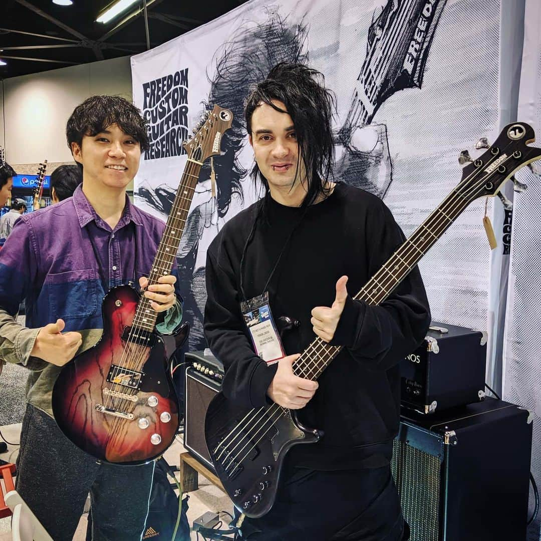 磯貝サイモンさんのインスタグラム写真 - (磯貝サイモンInstagram)「Let me introduce my special friend to everyone. Actually I went to Stockholm for a while last year and I met him there, Henrik Linder from Dirty Loops! We often hung out and drunk together there. And this is a good news, he has played the bass in my new single that is going be released next week! Just listen to his aggressive bass  on it. And then we met in NAMM again, I took him to Freedom Guitar booth! I was glad he liked Freedom. I'm looking forward to seeing you again in Japan, Henrik! #NAMMSHOW #henriklinder #dirtyloops」1月26日 14時32分 - simon_isogai