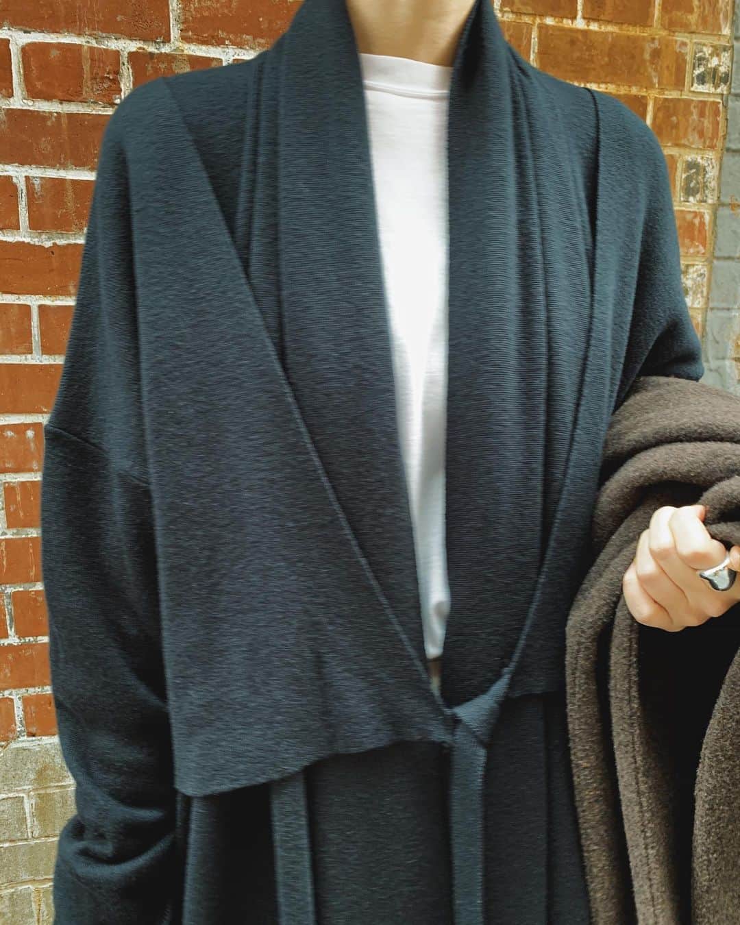 中村真里さんのインスタグラム写真 - (中村真里Instagram)「.﻿ この前の私服。﻿ 柔らかいニットガウンはコートの﻿ 中に忍ばせて。﻿ 室内はこのニットガウンで過ごせるので﻿ 何とも楽でストレスフリー🙂﻿ ﻿ 春はトレンチの中に合わせても◎﻿ ﻿ knit gown.RIM.ARK﻿ Shawls volume knit gown﻿ ﻿﻿ #RIMARK#RIMARK_staffsnap﻿ #RIMARK_Shawlsvolumeknitgown」1月26日 14時36分 - _marinakamura_