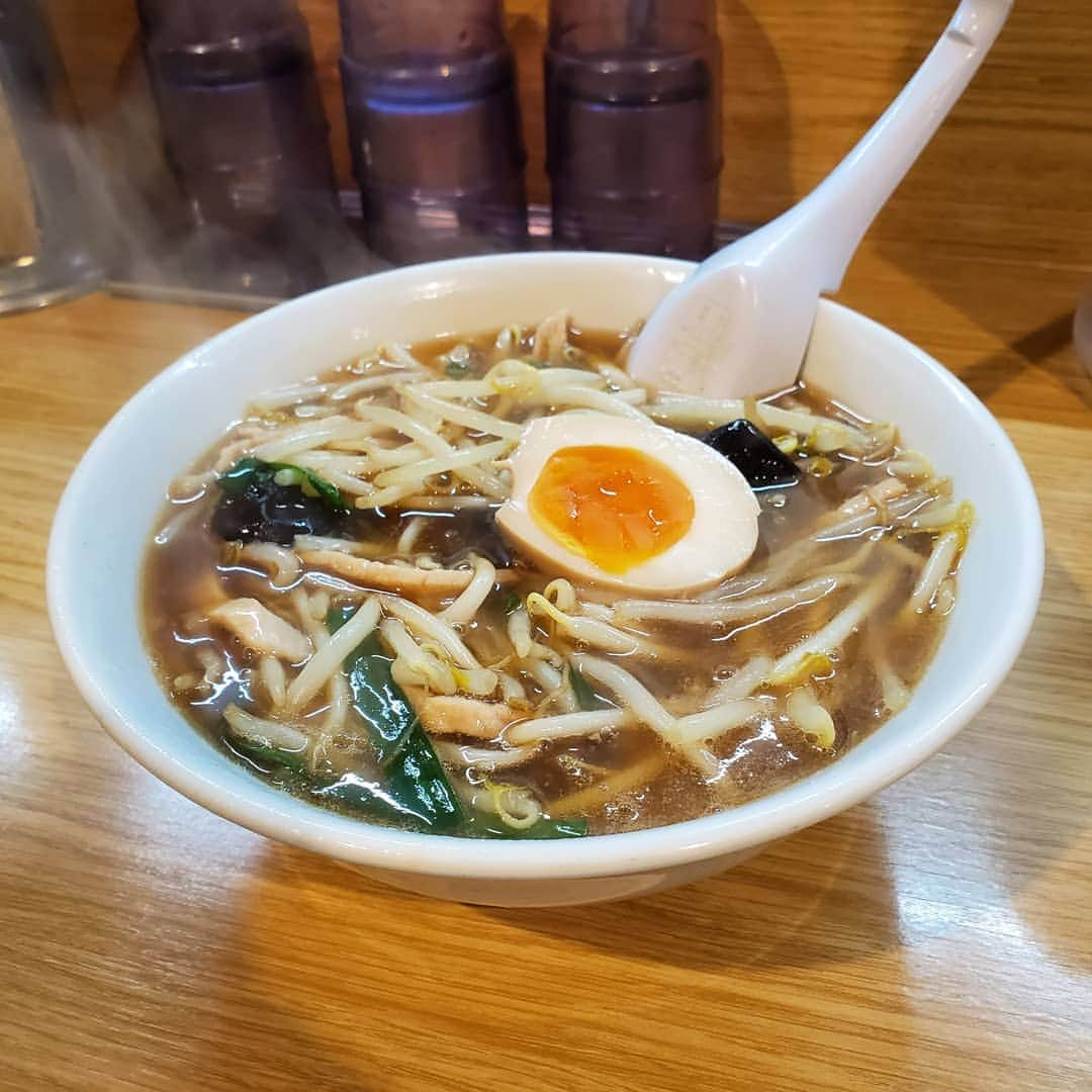 田畑竜介さんのインスタグラム写真 - (田畑竜介Instagram)「サンマー麺っぽいの(メニュー名)🍜 とろみのある甘めの醤油スープと、 野菜のシャキシャキ感がたまりません😋  #福岡市 #ラーメン屋游  #サンマー麺 #期間限定」1月26日 14時39分 - tabacchi_rkb