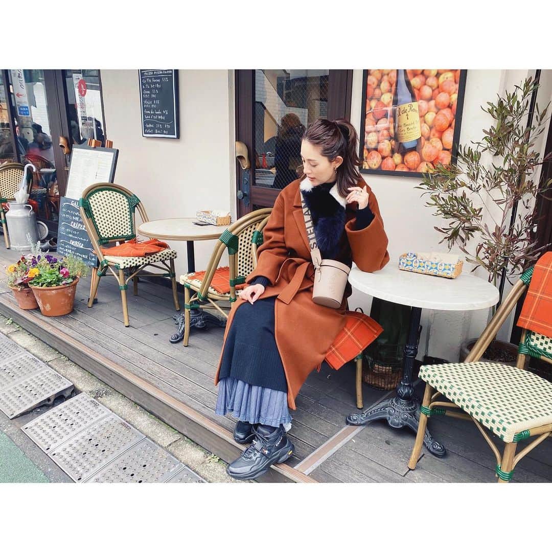 のインスタグラム：「日曜日だからかどこも混んでるよ〜👯‍♀️ どうしてもクレープが食べたくて表参道までお出かけっ🌈✨ . . 今日はガレットじゃなくてクレープ💜 . . #お出かけ　#カフェ巡り #breizhcafe #表参道　#クレープ好き　#パンケーキよりクレープ派」