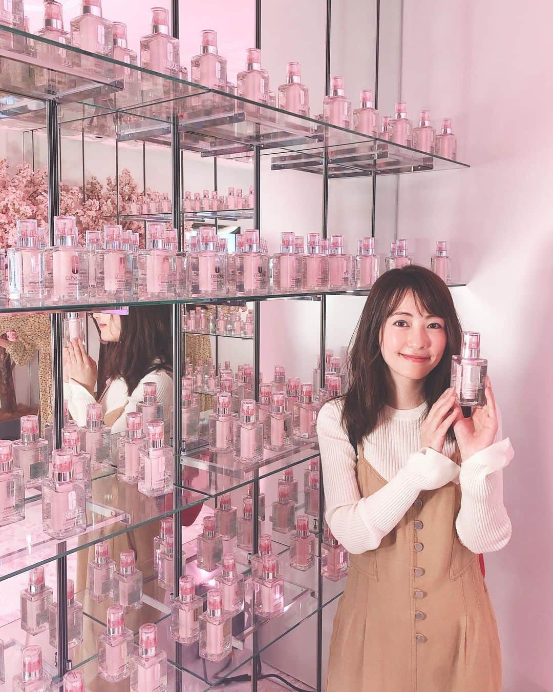 うえむらちかのインスタグラム：「@cliniquejp さんの新商品発表イベントにご招待いただき﻿ ﻿ 🌸Clinique LAB Spring 2020🌸﻿ ﻿ へ行ってきました🍸✨﻿ ﻿ ﻿ 会場内は春爛漫🌸﻿ ひと足早く春の訪れを感じさせてもらいました☺️﻿ ﻿ ﻿ そして発表された新商品は☟﻿ ﻿ ﻿ 🔖クリニーク iD﻿ 保湿ベースと美容成分の入ったカートリッジをカスタマイズして、24通りの組み合わせの中から自分の肌に合った乳液ケアを見つけられる💕﻿ ﻿ 今回は﻿ 新しく🌸桜🌸の成分が入った敏感肌ケア用の﻿ ピンクの美容成分カートリッジが﻿ 発売になったとのことで﻿ お試しさせてもらいました🧴﻿ ﻿ ﻿ 🔖イーブン ベター ラディカル ブライト セラム﻿ 明るさと透明感を叶えるブライトニング美容液﻿ 乾燥によるくすみにアプローチして、均一美肌を叶えてくれる💕﻿ ﻿ テクスチャがしっかりしてるのにベタつかずしっかり保湿してくれる感じが💮﻿ ﻿ 2月28日発売です✨﻿ ﻿ ﻿ 桜満開の会場に﻿ 可愛いケータリングの数々…﻿ 久しぶりに肌診断もしてもらったし﻿ 新色リップ💋もお試しできて﻿ とても女子力があがるイベントでした😉﻿ ﻿ ﻿ #clinique #cliniqueid﻿ #skincare #クリニーク﻿ #私だけのiD #オーロラ美容液﻿ #ほめ肌 #クリニークiD #均一美肌﻿ #美容液 #美容 #コスメ﻿ #コスメ好きな人と繋がりたい」