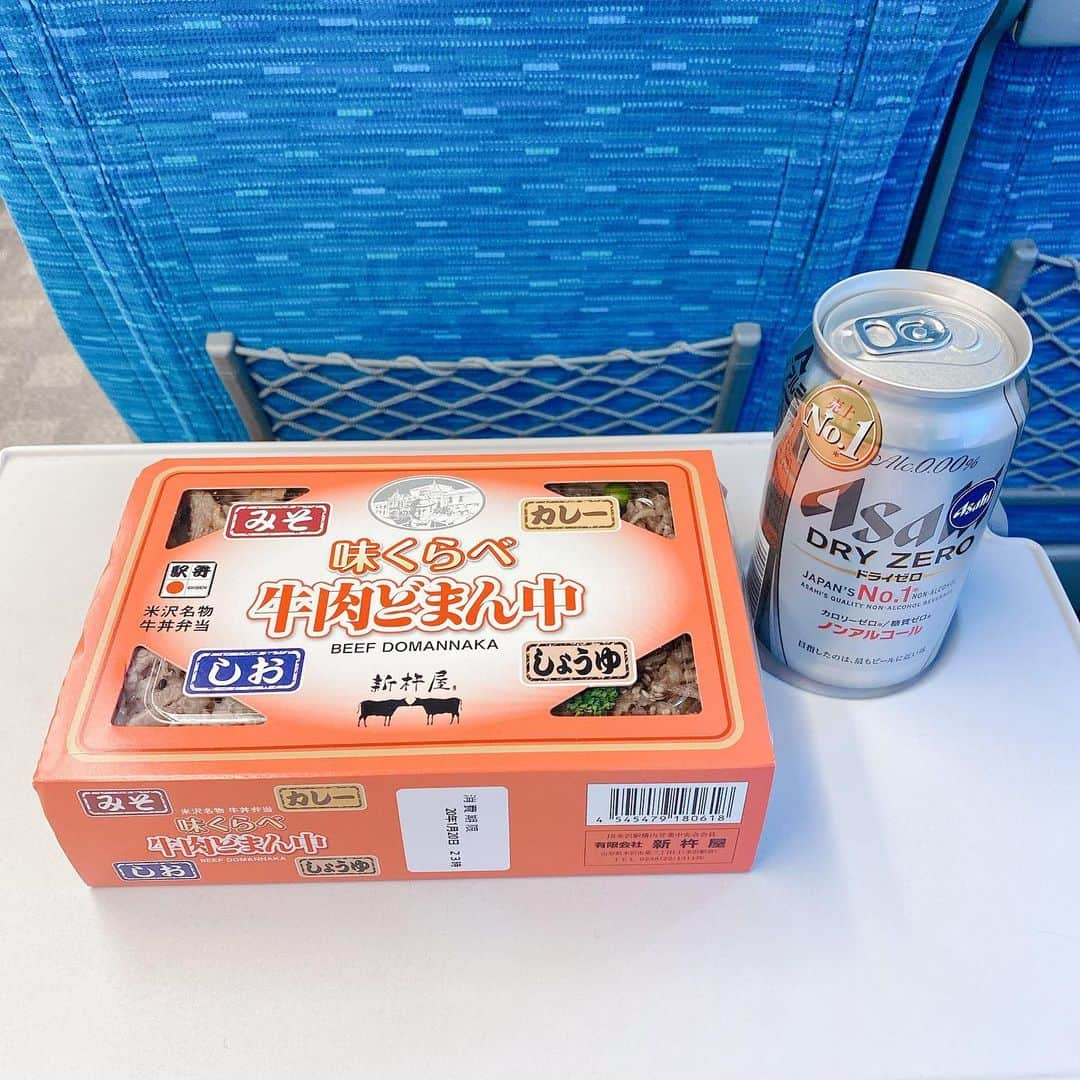 金巻ともこさんのインスタグラム写真 - (金巻ともこInstagram)「駅弁大会に思いを馳せながら味くらべ牛肉どまん中とドライゼロ。一口食べちゃってるw カレー味おいしかったなー。 #駅弁 #牛肉どまん中 #味くらべ牛肉どまん中  #おでかけ金巻」1月26日 14時45分 - tomotomoco