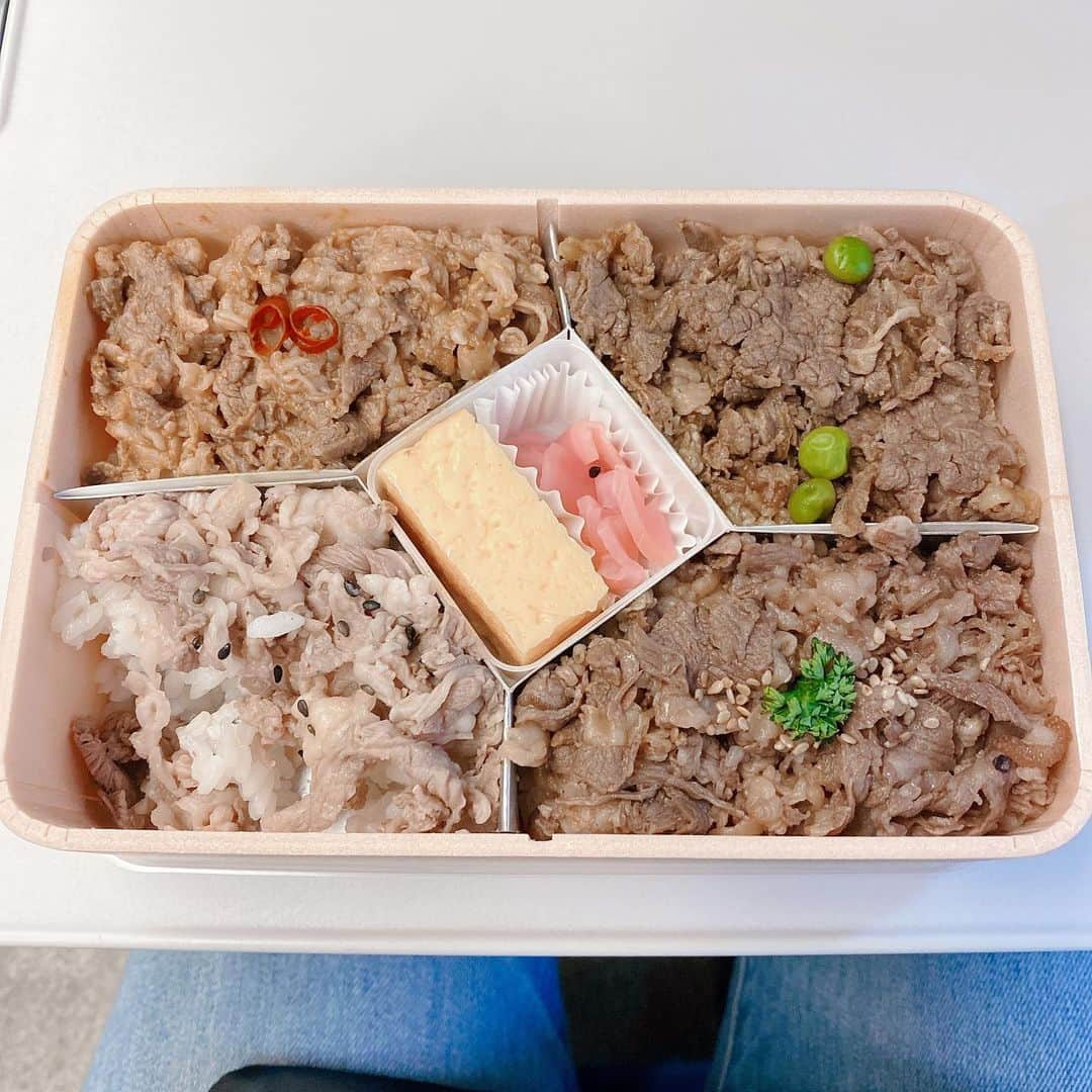 金巻ともこさんのインスタグラム写真 - (金巻ともこInstagram)「駅弁大会に思いを馳せながら味くらべ牛肉どまん中とドライゼロ。一口食べちゃってるw カレー味おいしかったなー。 #駅弁 #牛肉どまん中 #味くらべ牛肉どまん中  #おでかけ金巻」1月26日 14時45分 - tomotomoco