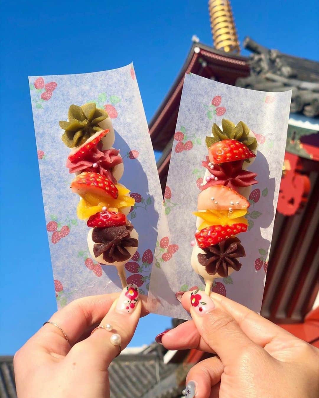 RETRIP<リトリップ>グルメのインスタグラム：「【RETRIP×東京】 こちらは東京・浅草にある「浅草そらつき」です。カラフルに彩られたお団子はとってもキュートですよね。いちごの専門店なので、他にもいちごのスイーツがたくさんありますよ。 . RETRIPでは「おでかけ」に関する様々な情報を発信しています。ぜひ他のアカウントもチェックしてください！ @retrip_nagoya_ 名古屋の話題のカフェを紹介 @retrip_osaka_ 大阪のおでかけグルメスポットを紹介 @retrip_kyoto_ 京都のおでかけスポットを紹介 @retrip_fukuoka_ 福岡のおでかけグルメスポットを紹介 @retrip_hokkaido_ 北海道のおでかけスポットを紹介 @retrip_korea_ 韓国の話題のカフェを紹介 @retrip_news 最新のおでかけ情報を紹介 @retrip_nippon 日本の絶景を紹介 @retrip_global 海外の絶景を紹介 @retrip_gourmet 全国の話題のスイーツを紹介 @retrip_dinner 全国の話題のごはんを紹介 @retrip_cafe 全国のおしゃれなカフェを紹介 . ▼RETRIP[リトリップ]のアプリは AppStore、GooglePlay「リトリップ」で検索！ プロフィールのURLからもダウンロードできます。 . photo by @maki_1129__. . #retrip #retrip_rh #retrip_gourmet #retrip_sweets #RETRIP #リトリップ #浅草そらつき #お団子 #団子 #いちご #いちごスイーツ #苺 #パイ #スイーツ #浅草 #浅草カフェ #東京 #東京カフェ #東京カフェ巡り #カフェ好きな人と繋がりたい #スイーツ好き #スイーツ好きな人と繋がりたい #スイーツ好きな人とつながりたい #グルメ好きな人と繋がりたい #グルメ好き #グルメ好きと繋がりたい #スイーツ部 #カフェ部」