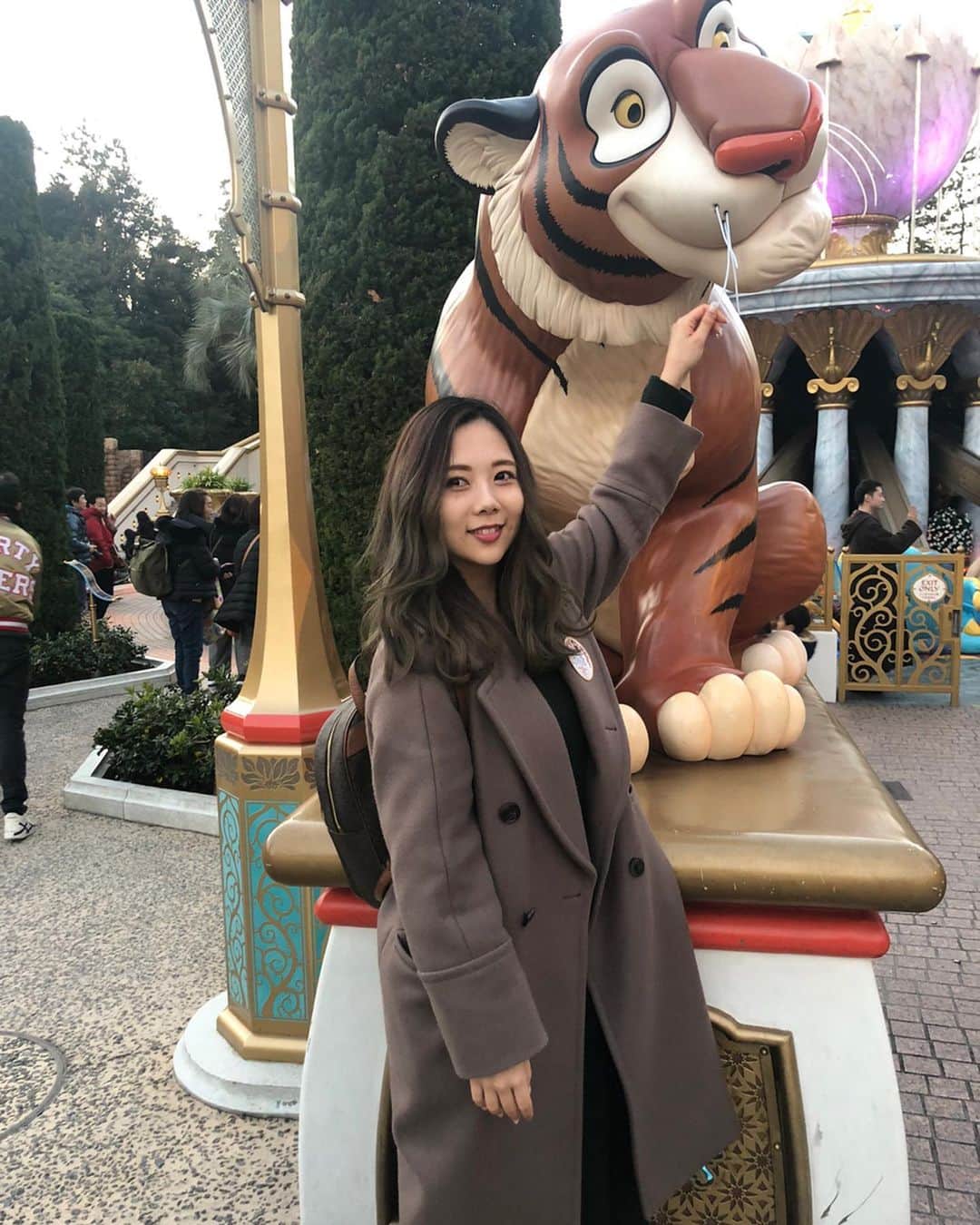 西村季里子のインスタグラム：「・ パークインしてた時間は3.4時間だったけど、 乗り物もたくさん乗れたし満足🐅🧡 でも回る乗り物しか乗ってなくて 途中めちゃくちゃ2人して酔ってた😂 いつも爆食いするのにこの日は チュロスだけ…🙊🍩🍿🍭 よく我慢できたわ… この日寒くもないから 本当にディズニー日和でした🎈  #ディズニー#ディズニーシー#シー #disney #disneysea #disneyparks  #ミッキー#ミニー#キャラクター #誕生日#誕生日ディズニー#バースデー  #主役#ピクサー#ピクサープレイタイム  #アラビアンコースト#ジーニー#ジャスミン #チュロス#きなこ味#ダイエット #follow#followｍe」