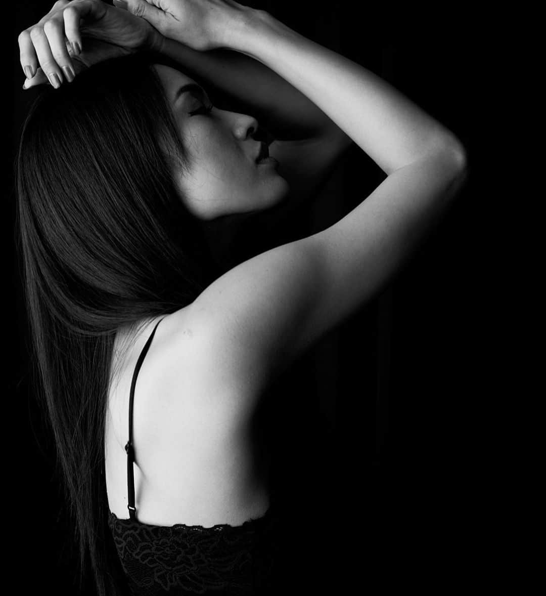 渡辺安里のインスタグラム：「BLACK✖️WHITE #model#photo#photography#japan#japane#japanese#nagoya#fashion#モデル#撮影#写真#お気に入り#作品#作品撮り#白黒 #撮影楽しい」
