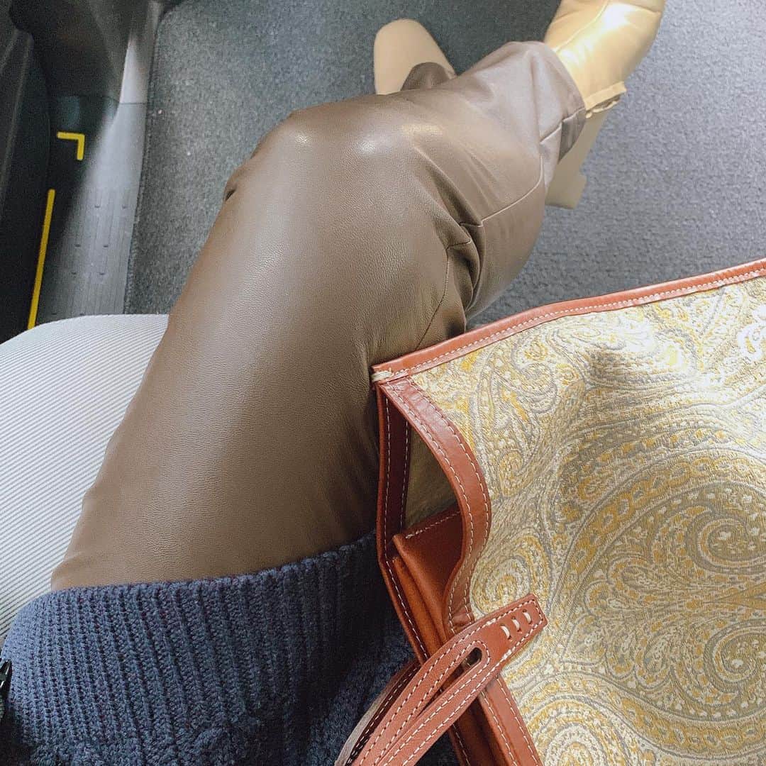 亀恭子のインスタグラム：「brown＋navy . . . today's… #fashion #ootd #kkstyle #tokyo #kamescloset #knit #queenebelle #pants #thenewhouse #bag #avacation #shoes #maryamnassirzadeh #winter #january」