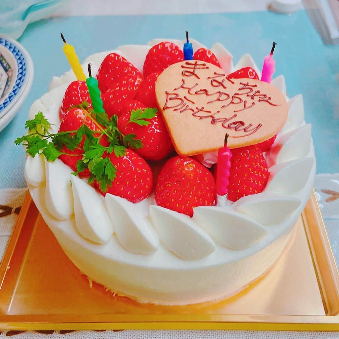 上野まなのインスタグラム：「今年はたくさん祝ってもらえたなぁ😢✨ バースデーライブでファンの皆様に、シンガー仲間たちとのホームパーティーで、そして父の家でも🎂 たくさんケーキいただきました♡ 幸せな誕生日月となりました。😌✨ #birthday #ケーキ #🎂 #happy #love」