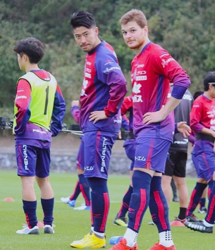 田中裕介さんのインスタグラム写真 - (田中裕介Instagram)「沖縄1次キャンプ無事終了⚽️ チームが一つになる為の土台作り。 無事怪我なく終える事ができました。 二次キャンプは実戦が入ってくるのでそれに向けてコンディションを上げていきたいと思います！ お世話になった沖縄の皆様ありがとうございました！  今年も @pumafootball_jp のスパイクを履いてプレーします。 スタジアムで是非足元にも注目してください！よろしくお願いします^ ^  #沖縄キャンプ #土台作り #新しい仲間 #昔のチームメイトとの再会 #パウリーニョ #川崎フロンターレ #久しぶりだけど相変わらず日本語うまい #ルームメイトも新加入 #上門知樹  #FC琉球 #うちなんちゅ #歳の差はノリの良さで埋めてくる #スマホケースとボクサーパンツが一緒だったという運命 #昔の仲間にも会えました #関口訓充 #ベガルタ仙台 #岡根直哉 #沖縄SV #PUMA #PUMAOne #Bethespark  #かりゆしビーチリゾートオーシャンスパ  #1週間ありがとうございました」1月26日 15時00分 - yusuketanaka_official