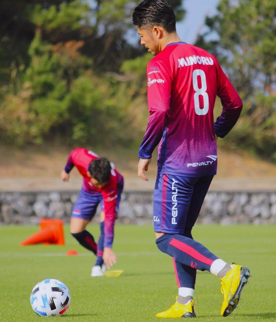 田中裕介のインスタグラム：「沖縄1次キャンプ無事終了⚽️ チームが一つになる為の土台作り。 無事怪我なく終える事ができました。 二次キャンプは実戦が入ってくるのでそれに向けてコンディションを上げていきたいと思います！ お世話になった沖縄の皆様ありがとうございました！  今年も @pumafootball_jp のスパイクを履いてプレーします。 スタジアムで是非足元にも注目してください！よろしくお願いします^ ^  #沖縄キャンプ #土台作り #新しい仲間 #昔のチームメイトとの再会 #パウリーニョ #川崎フロンターレ #久しぶりだけど相変わらず日本語うまい #ルームメイトも新加入 #上門知樹  #FC琉球 #うちなんちゅ #歳の差はノリの良さで埋めてくる #スマホケースとボクサーパンツが一緒だったという運命 #昔の仲間にも会えました #関口訓充 #ベガルタ仙台 #岡根直哉 #沖縄SV #PUMA #PUMAOne #Bethespark  #かりゆしビーチリゾートオーシャンスパ  #1週間ありがとうございました」