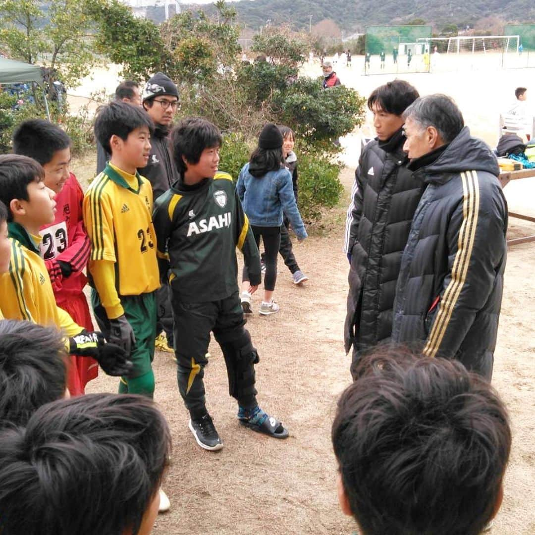 波戸康広さんのインスタグラム写真 - (波戸康広Instagram)「・﻿ 第11回 水沼カップ サッカー大会 ⚽️﻿ ﻿ 昨年から淡路島出身なのでゲストとしてお声かけ頂いて参加してます。﻿ ﻿ なんと僕が小学生の頃戦ったチームが3チームほどいました…😲 30年も前ですが…！﻿ ﻿ チームの代表者とお話をさせて頂きましたが、少子化で年々選手が減りチームとしての存続が危ぶまれる状態になってきているそうです。﻿ ﻿ ただ、2日間ご一緒させて頂き感じた事は、子供達に対しての情熱がひしひしと伝わってきました。﻿ ﻿ プロを目指すことだけが全てではなく、一生サッカーというスポーツと向き合い、楽しみ、関わっていくこともいいなぁ〜と感じました。✨﻿ ﻿ ﻿ ﻿ #淡路島 #国立淡路青少年交流の家 #soccer #football﻿ #水沼貴史 #波戸康広 #マリノスob #fmarinos #adidas﻿ #instagood #instaphoto」1月26日 15時02分 - hato.official