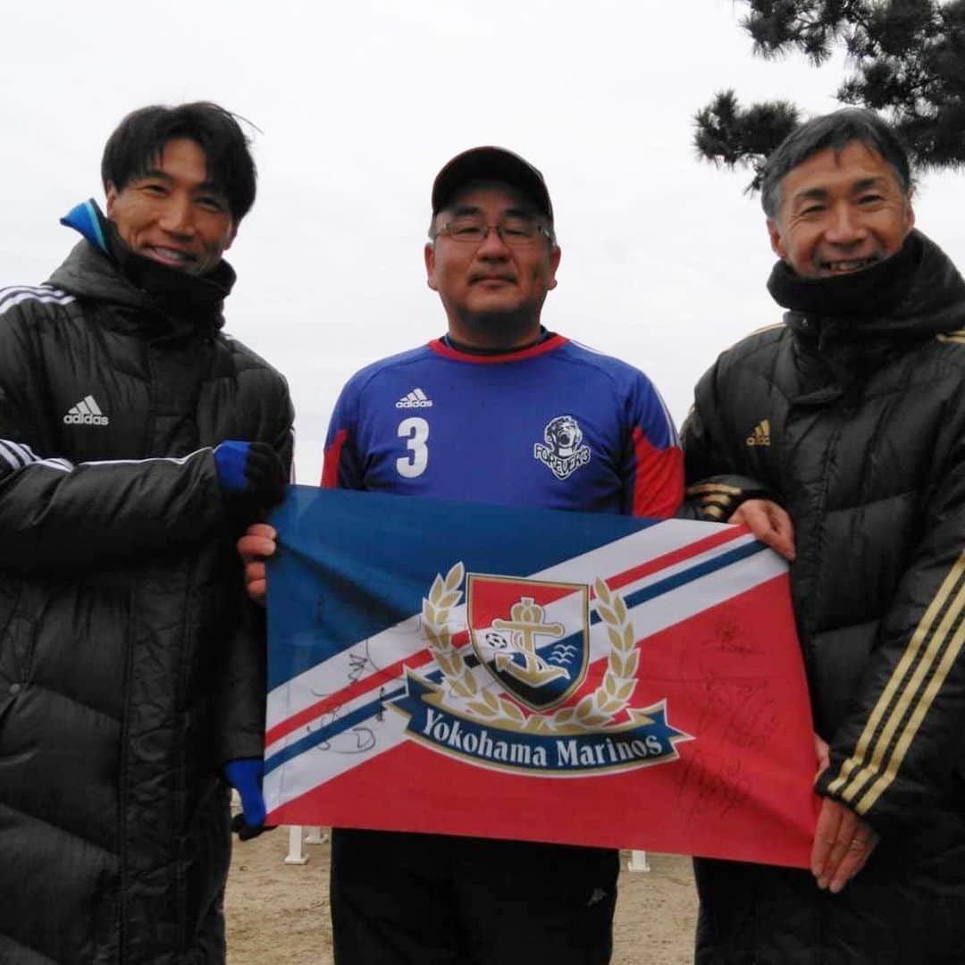 波戸康広さんのインスタグラム写真 - (波戸康広Instagram)「・﻿ 第11回 水沼カップ サッカー大会 ⚽️﻿ ﻿ 昨年から淡路島出身なのでゲストとしてお声かけ頂いて参加してます。﻿ ﻿ なんと僕が小学生の頃戦ったチームが3チームほどいました…😲 30年も前ですが…！﻿ ﻿ チームの代表者とお話をさせて頂きましたが、少子化で年々選手が減りチームとしての存続が危ぶまれる状態になってきているそうです。﻿ ﻿ ただ、2日間ご一緒させて頂き感じた事は、子供達に対しての情熱がひしひしと伝わってきました。﻿ ﻿ プロを目指すことだけが全てではなく、一生サッカーというスポーツと向き合い、楽しみ、関わっていくこともいいなぁ〜と感じました。✨﻿ ﻿ ﻿ ﻿ #淡路島 #国立淡路青少年交流の家 #soccer #football﻿ #水沼貴史 #波戸康広 #マリノスob #fmarinos #adidas﻿ #instagood #instaphoto」1月26日 15時02分 - hato.official