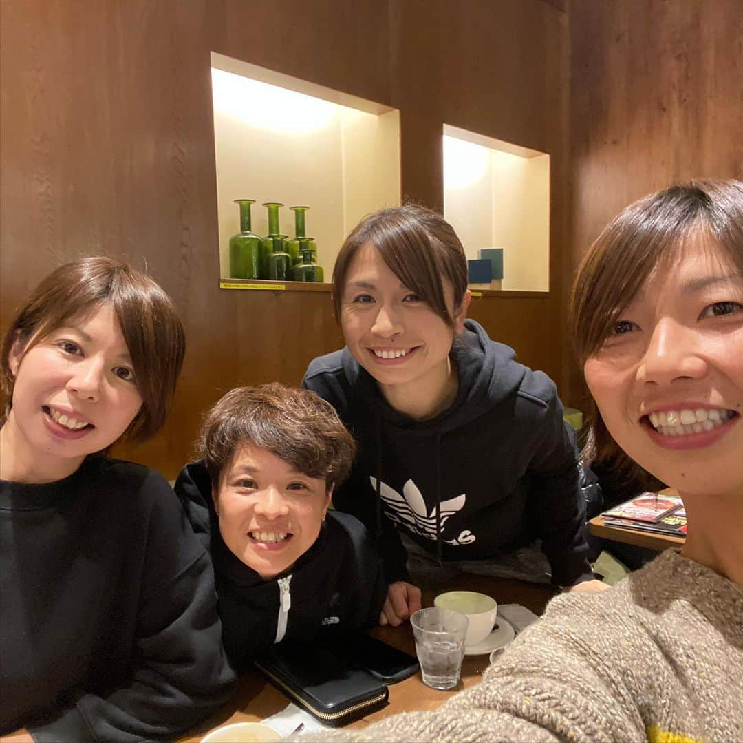 鮫島彩のインスタグラム：「・ ・ マリーゼ会🐬 ・ ・ みんな、元気です。 みんな、それぞれの形で今もサッカーに携わってます⚽️ ・ ・ 何年経ってもわたしにとって大切な居場所☺️ ・ ・ #マリーゼ  #女子サッカー」