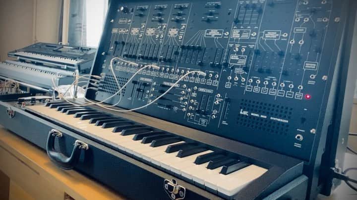 ただすけのインスタグラム：「ARP2600FS、折角スピーカーが付いてるので弾いてみた的なやつを。 パラフォニック最高です。 #arp2600 #arp2600fs」