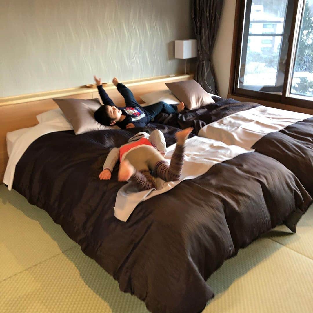 Mayuko Watanabe 渡辺真由子さんのインスタグラム写真 - (Mayuko Watanabe 渡辺真由子Instagram)「前回の続き🎶 ホテルについて書きます♡♡ 今回私が泊まった『白樺リゾート池の平ホテル』は家族連れを謳っているだけあってスタッフの皆さんは子供に優しく、子供が喜びそうな施設がたくさん！！ 時間がない中で遊びたい気持ちが勝り笑、子供たち人生初のボーリングをしたり、キッズランドで遊んだり、ゲームセンターでも少し遊びました☺️👍 温水プールにも行きたがっていましたが、さすがに時間がなくて今回は諦めました😅 ・ ちなみに私たちが宿泊した部屋は昨年12月にリニューアルオープンしたばかりの和モダンのお部屋✨✨ シモンズのベッドでゆっくり眠れる上に床が畳なので子供とゴロゴロしながら寛げる最高の空間でした😍 お部屋から見える雪山と白く凍った白樺湖が幻想的でした☺️ 赤ちゃん連れだとハイハイしやすく角がない赤ちゃんにおすすめの部屋があるだけでなく、普通の部屋でもベビーベッドやベビーセットも用意しておいてくれるみたいです😄♡ あと息子と息子の女の子の友達が1番興奮してたのが、なんと限定で〈プリキュアルーム〉と〈仮面ライダーゼロワンルーム〉があるそうです😍人気なので早めに予約するのが良いみたいですよ☺️ ・ 夕食と朝食はレストランでバイキングでしたが、キッズスペースは子供用の高さになっていて子供が好きなメニューがたくさん！😄 4歳の息子は自分で好きなだけ取って食べていたので親は親で美味しく頂きました♫ お寿司コーナーがあってたまご大好きな息子は3回も自ら頼みに行ってましたよ☺️👍 ・ 大浴場は私が大好きに天然温泉♡♡ 旅疲れと遊び疲れにはあたたか〜い温泉で温まるのが1番です☺️💕 合わせ着を着て行く露天風呂は寒い気温と温かい温泉が最高でした😆✨ 時間がない中で4回大浴場に行ってお風呂に入りましたよ😄 ・ 息子と2人だけの旅行は初めてで大丈夫か心配もありましたが、子供が飽きることなく喜ぶ施設がたくさんあり、お友達同士で楽しめる歳にもなってきたので、むしろとっても楽しい旅行になりました😊💕 家族でスキーデビュー、夏は遊園地とかあって自然豊かの中でゆっくりできるみたいなので『白樺リゾート池の平ホテル』はとってもおすすめです😆  #池の平温泉スキー場#池の平ホテル#池の平スノーパーク#白樺リゾート池の平ホテル#白樺リゾート#親子で楽しむ#そり#そり遊び#冬旅行#子育て中#mama#ママ#男の子ママ」1月26日 15時23分 - watanabe_mayuko