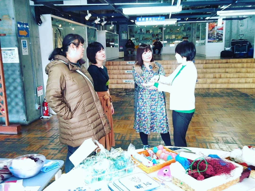 鈴木貴子さんのインスタグラム写真 - (鈴木貴子Instagram)「釧路Woman Refresh Day @Mooに行ってきました‼️ 日頃から仲良くしてもらってる皆さんに会えて それだけでもかなーりリフレッシュになりました🎵  魚網タオルの新しい商品のアイディアについて盛り上がったり🥤 ママたちのトイレで困るあるあるで盛り上がり、 それについてどーにかしようと計画してみたり。  うちのまんぷくちゃんも2歳になり、 髪の毛を結んだりすることにも興味をもちはじめたので 可愛いヘアクリップを買ってみたり👧  行政のサービスなどで使い勝手がわるかったり、 なんでこーなの？？！っていうことも、 そもそもの議論に当事者目線や意識が反映されていないから そうなってしまった、というケースを多々感じます。  なので、なにが課題でどう変えたらよいかが表面化してこない、 ということも。  国政でありがちな、誰がわるい！という魔女狩りではなく、 課題に気づいたものが、アイディアもってる者が 素直に声をあげやすい環境と、声を聞く環境を 整えていくことが大事かと。  北風と太陽の太陽になって働きます🏃‍♀️💨」1月26日 15時19分 - _takako.suzuki_