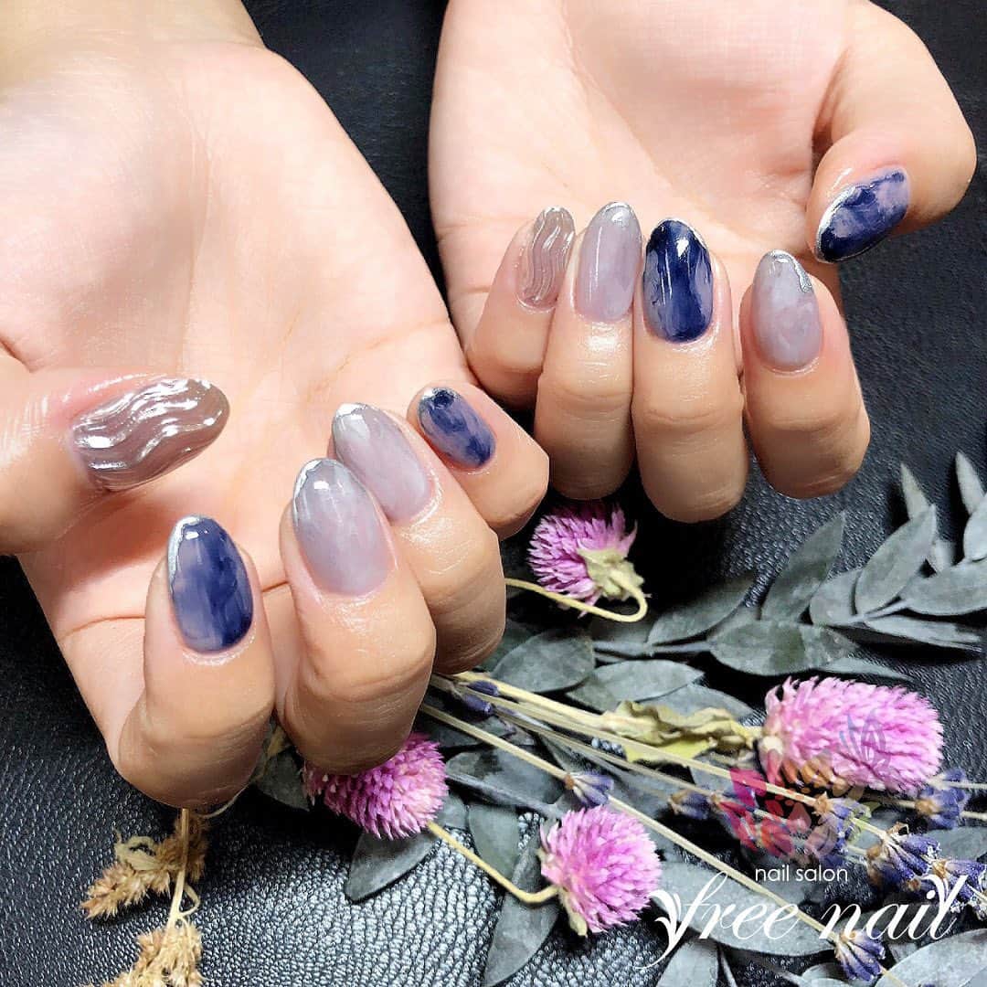 free nail フリーネイルのインスタグラム：「. お客様ネイル💅🏻⛄️ . ブルーニュアンス💙🤍 . アイスカラーが素敵な冬ネイル⛄️❄️ . ご来店ありがとうございました🙇🏻‍♀️🙇🏻‍♀️🙇🏻‍♀️💗 . #ネイルアート #ジェルネイル #ネイルサロン #大阪ネイルサロン #ネイルデザイン #ネイルチェンジ #ニュアンスネイル #ミラーネイル #うねうねネイル #メタリックネイル #ブルーネイル #シルバーネイル #デザインネイル #トレンドネイル #シンプルネイル #大人ネイル #冬ネイル #winternails #nailsart #nailsdid #美甲 #日式美甲 #日式美甲胶 #日本美甲师 #日本美甲老师 #美甲上课 #日本胶 #フリーネイル #freenail」