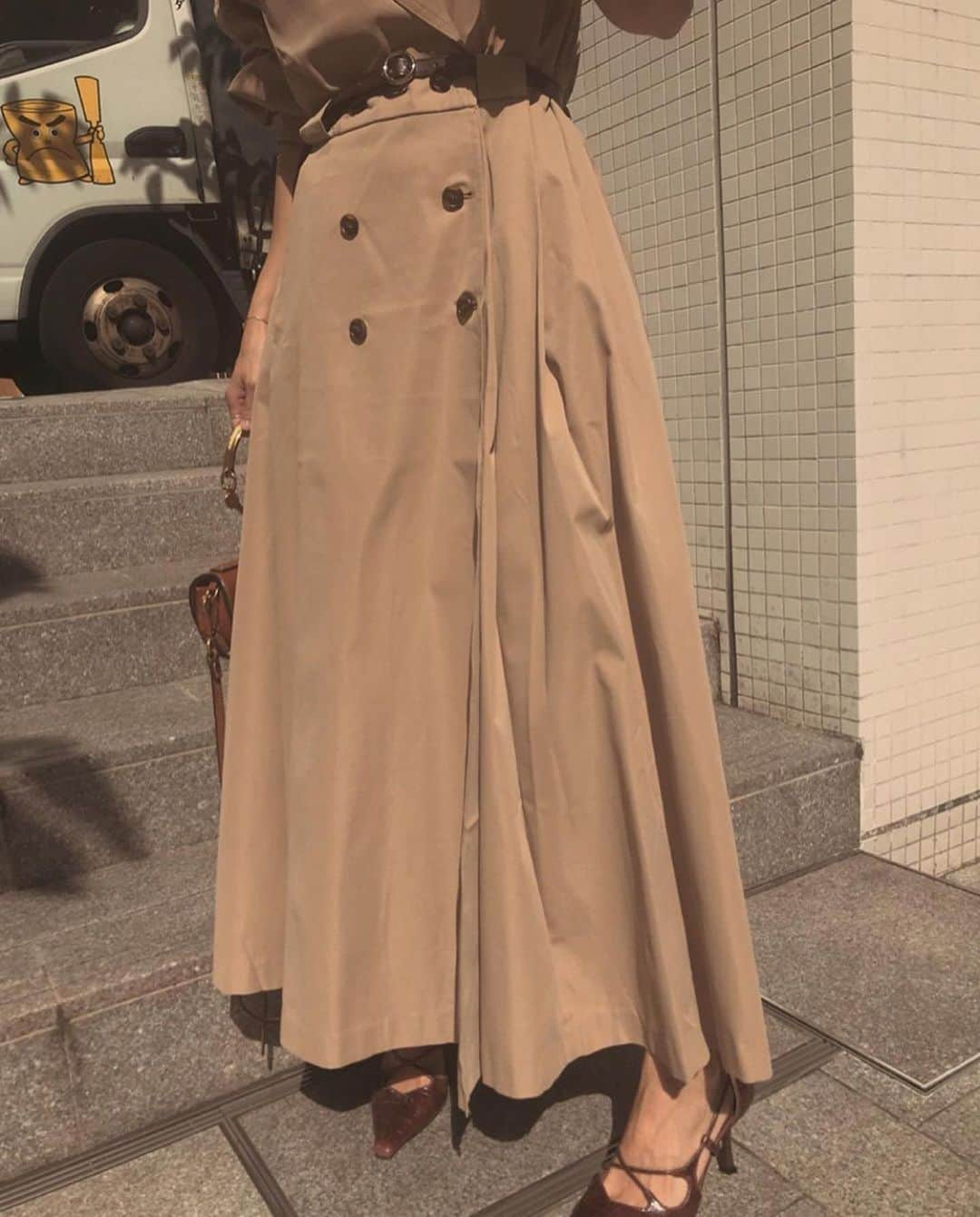 黒石奈央子さんのインスタグラム写真 - (黒石奈央子Instagram)「あめりふく。 . . .  LONG COAT LIK BELT DRESS ¥21000+tax 1/28 . 今年のトレンチドレスはレザーベルト付き！ .  @ameri_shinjuku @amerivintage @ameri_daikanyama @ameri.shinsaibashi #ameri#amerivintage #fashion #vintagefashion #coordinate#ootd#outfit#osanposnap #705_outfit #大人ファッション #大人コーディネート #大人スタイル #modestyle #modefashion#modecasual」1月26日 15時21分 - blackstone705