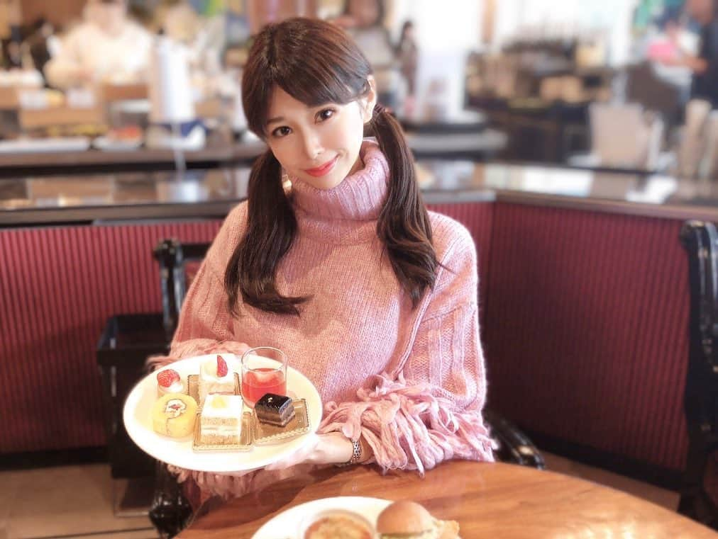 武田るいさんのインスタグラム写真 - (武田るいInstagram)「きなってぃーとアフティー👸🍫 愛され女子は洗練されている🧏🏻‍♀️🍰 可愛いこと美味しいsweets🧁happyでしかない…🍓🥰 girls talk捗りすぎる🧏🏻‍♀️💗 #hotelnewotani #tokyo #akasaka #strawberry #cake #buffet #sweets #coffee #afternoontea #garden #あまおう #女子会 #甘党 #yum #happy #🍓#🍰 #japanesegirl」1月26日 15時21分 - rui_1002