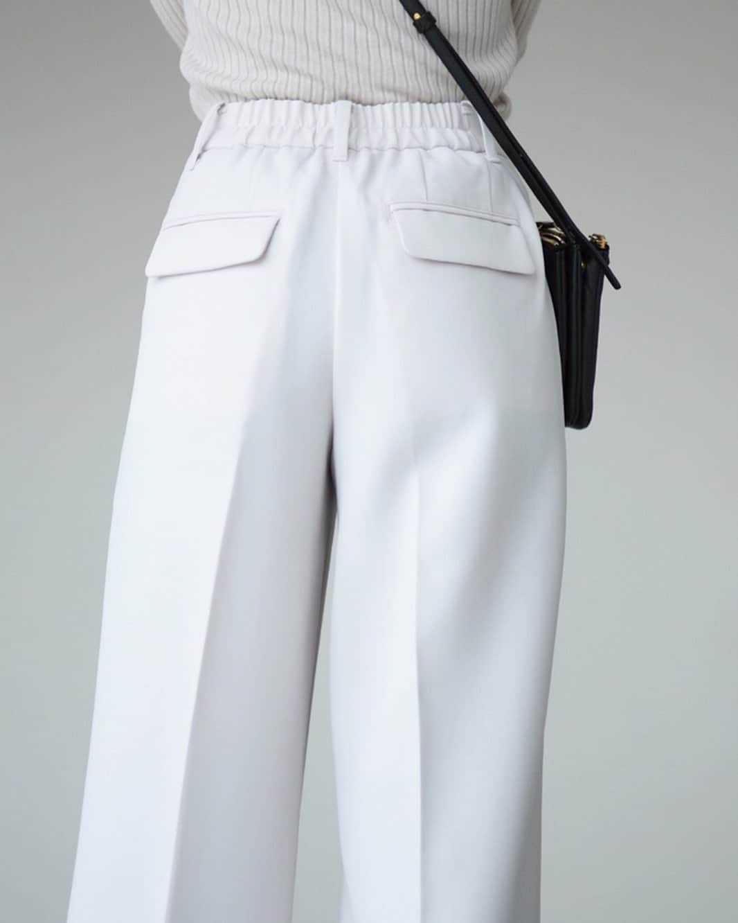 田中亜希子さんのインスタグラム写真 - (田中亜希子Instagram)「@plst_official のパンツの春バージョン。 xxsサイズならウエストお直しなしで穿けます＾＾ 春は学校に行ったり、きれいめ要素のある服も必要になったりします。 白だと目立ち過ぎるけど、明るい色がいい！という方にはライトグレーがおすすめです✌︎ジャケットの中は同系色でまとめ、縦のラインを作れば膨張色でも見た目スッキリ。しかもこのパンツ、センタープレスが効いていて、ほっそり脚長効果も得られます♡  #プラステコーデ#プラステ #plst #身長145cm #pr#低身長#低身長コーデ#おちびコーデ #おちびの輪  #プラステ #大人カジュアル #大人カジュアルコーデ#春コーデ#通勤コーデ#オフィスコーデ＃ootd#outfit#mylook#fashion#instafashion#ママコーデ #ママファッション#プチプラコーデ#今日のコーデ#きょコ#シンプルコーデ#カジュアルコーデ#オシャレさんと繋がりたい#着回しコーデ」1月26日 15時33分 - akiico