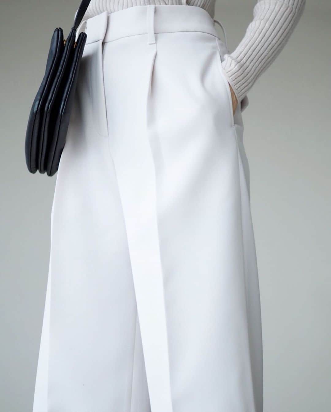 田中亜希子さんのインスタグラム写真 - (田中亜希子Instagram)「@plst_official のパンツの春バージョン。 xxsサイズならウエストお直しなしで穿けます＾＾ 春は学校に行ったり、きれいめ要素のある服も必要になったりします。 白だと目立ち過ぎるけど、明るい色がいい！という方にはライトグレーがおすすめです✌︎ジャケットの中は同系色でまとめ、縦のラインを作れば膨張色でも見た目スッキリ。しかもこのパンツ、センタープレスが効いていて、ほっそり脚長効果も得られます♡  #プラステコーデ#プラステ #plst #身長145cm #pr#低身長#低身長コーデ#おちびコーデ #おちびの輪  #プラステ #大人カジュアル #大人カジュアルコーデ#春コーデ#通勤コーデ#オフィスコーデ＃ootd#outfit#mylook#fashion#instafashion#ママコーデ #ママファッション#プチプラコーデ#今日のコーデ#きょコ#シンプルコーデ#カジュアルコーデ#オシャレさんと繋がりたい#着回しコーデ」1月26日 15時33分 - akiico