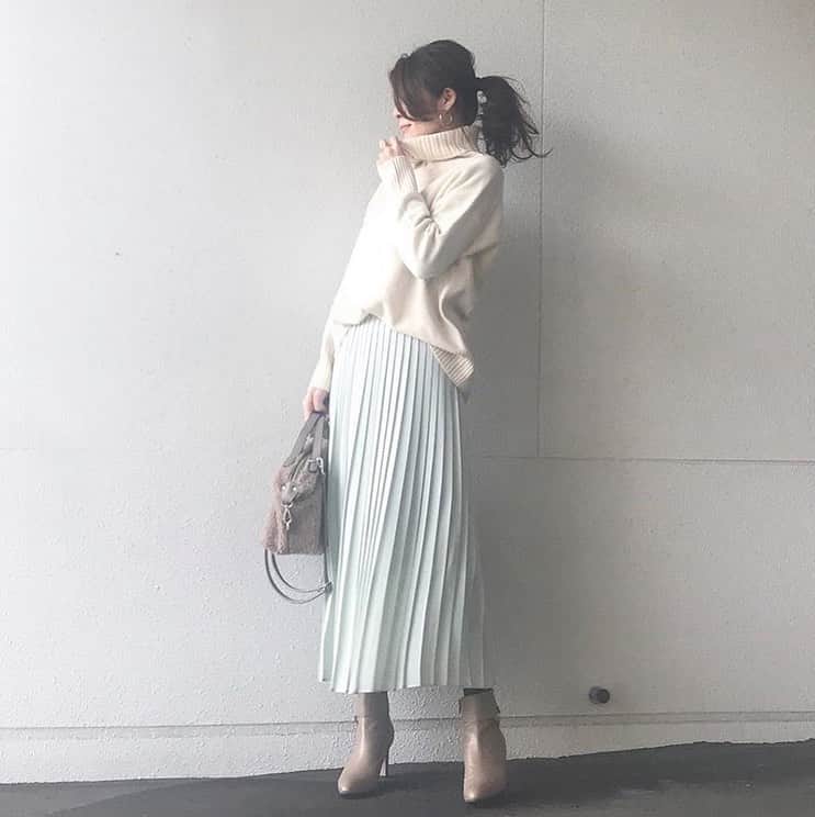 Locariのインスタグラム：「【GU＆UNIQLOから厳選♡今から取り入れられる「春っぽコスパ服」大紹介】 ぜひ記事をチェックしてみてください♡ Photo by @nakkoo555 さん . .  #UNIQLO#スカート#ミントグリーン#fashion#ootd#outfit プチプラ#プチプラコーデ#シンプルコーデ」