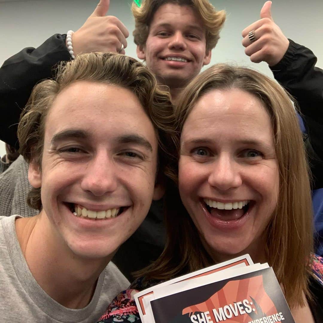 アンドリア・バーバーのインスタグラム：「I promised my nephew @garrett_barber_ I wouldn’t embarrass him at his performance tonight...but I didn’t say anything about Instagram!! 😜😜 I’m proud of you and your newfound dance skills, G! Bravo!🕺🏻🌟 (📸💣: @taterytky)」