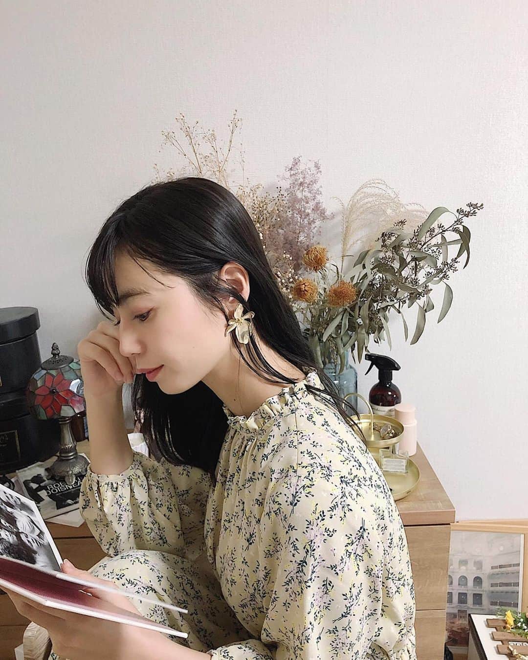 伊藤沙織のインスタグラム：「JENOの女子たちがつけていてとっても気になっていた @unbouquet のアクセサリー💐ピアスが届いてみたらやっぱり、いや、想像以上に可愛くて、顔まわりを華やかにしてくれます。つけていても、見ているだけでも心ときめくデザイン❃ . #unbouquet」