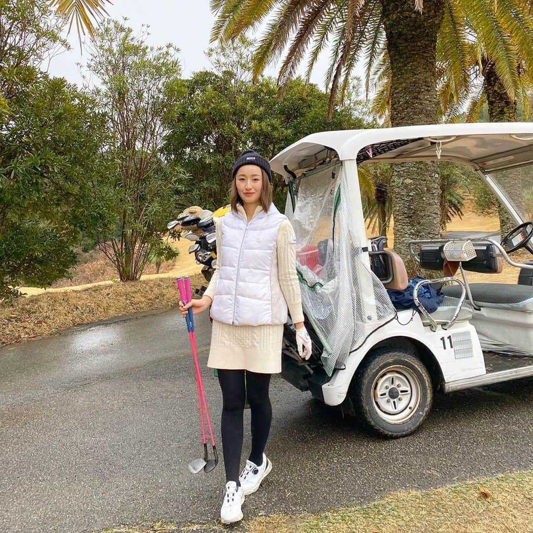 西野沙瑛さんのインスタグラム写真 - (西野沙瑛Instagram)「- - 3週間ぶりのゴルフ⛳️ 気温3度で雨の中インスタゴルフコンペでした🥺☔️ 冬はお休みしたいって人の気持ちがすこし分かった😂 - 今日のウェア🥳 ニットワンピ @briefing_omotesando  ボアベスト @adabat.official  シューズ @descentegolf - #ゴルフ女子 #ゴルフ男子 #ゴルフコーデ #スポーツ女子  #ゴルフウェア #スポーツ #golf #골프 #골프스타그램 #골프장 #라운드 #골프스윙 #골프사랑 #골프레슨 #아이언샷 #스크린골프 #드라이버샷 #골스타그램 #トレーニング #トレーニング女子 #筋トレ #筋トレ女子 #golfstagram #golfswing」1月26日 15時37分 - sae_golf