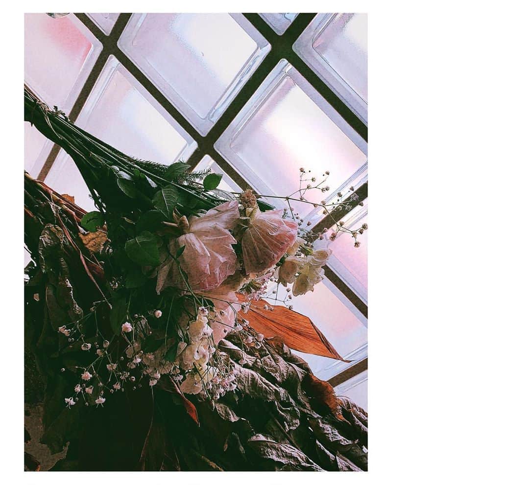 のインスタグラム：「* #ドライフラワー * * やり始めたのいつだっけ？ もらう花束をドライフラワーにするの * せっかくもらった花束を捨てたくないところから始めたのは覚えてるけど… * * ハッピーな思い出がたくさん☺️💕 * #thankyou #love」