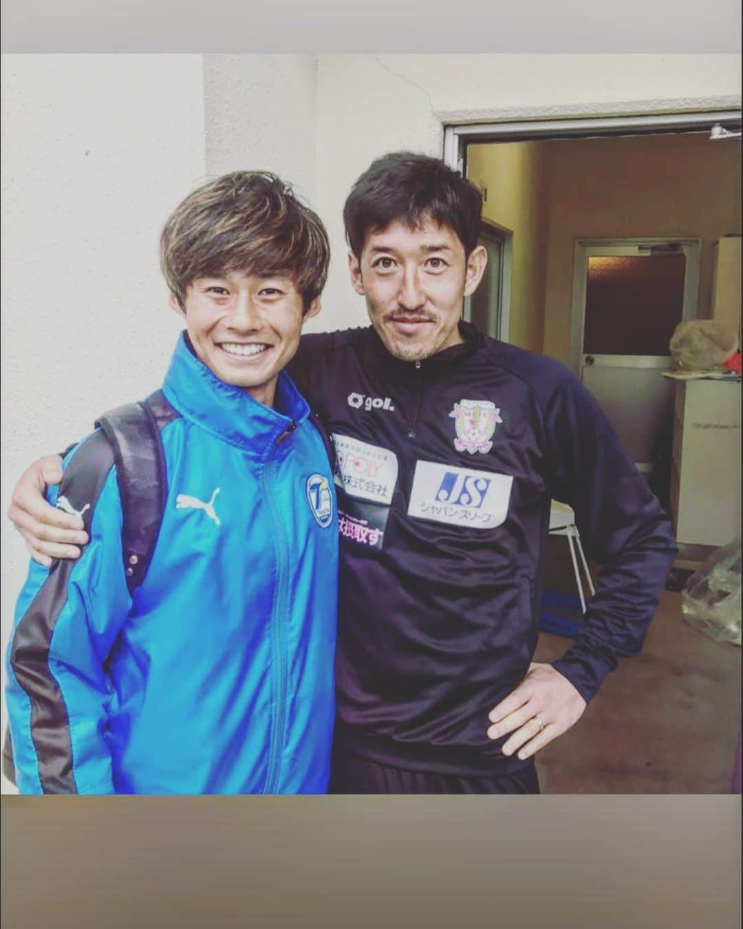 町田也真人のインスタグラム：「やざさんと久しぶりの対戦✨ . @yazawa08 . 味方の時スーパー頼りになる人が敵だと本当に嫌だ、、、 . やざさんが千葉に帰って来た時、うますぎて、強すぎて衝撃でした🤣一緒のチームでプレーが出来たこと本当に光栄です。 . そして相変わらず目がくりくりで可愛いやざさんとまたこうして会うことが出来て嬉しかったです☺️ . #谷澤達也 #藤枝myfc  #顔長くんは夜一緒に写真撮ったよ #顔長くん = #高木駿」